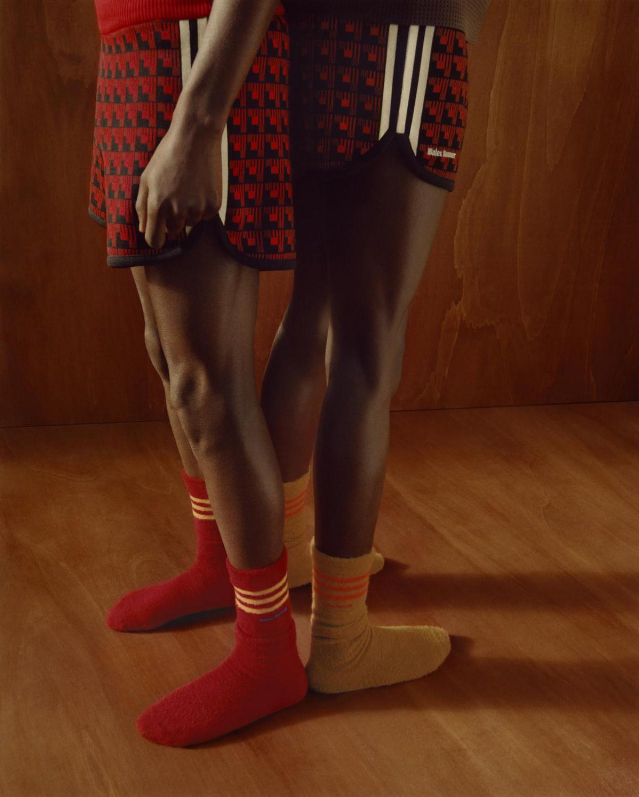 adidas Originals en Wales Bonner zijn opnieuw samengekomen voor een lente/zomer 2022 collectie. De collab heeft zich deze keer vooral gericht op de jaren 70 en 80.