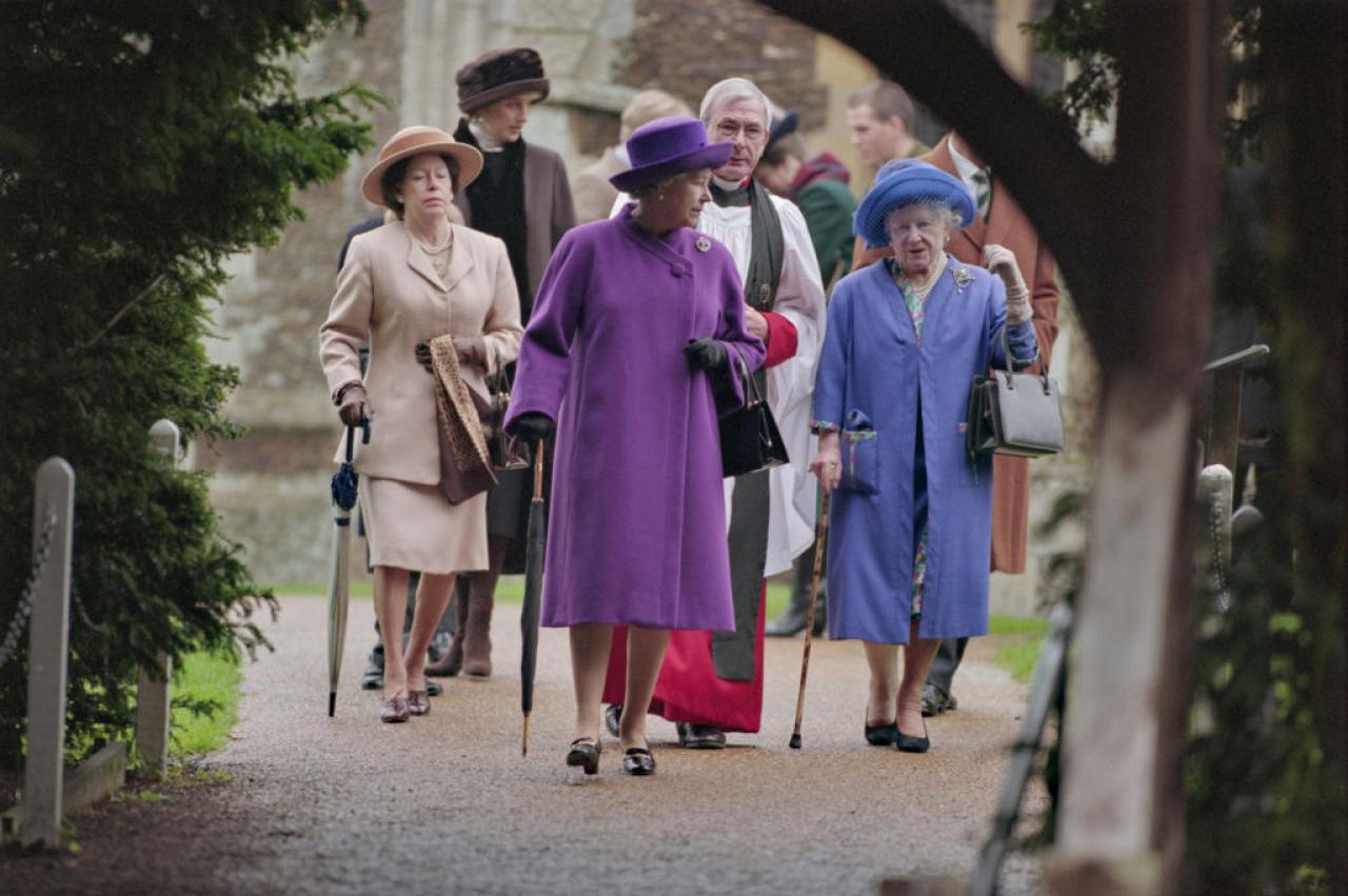 Verschillende royals wonen de kerstviering bij in 1994. Queen Elizabeth II hier helemaal in het paars. (c) Getty