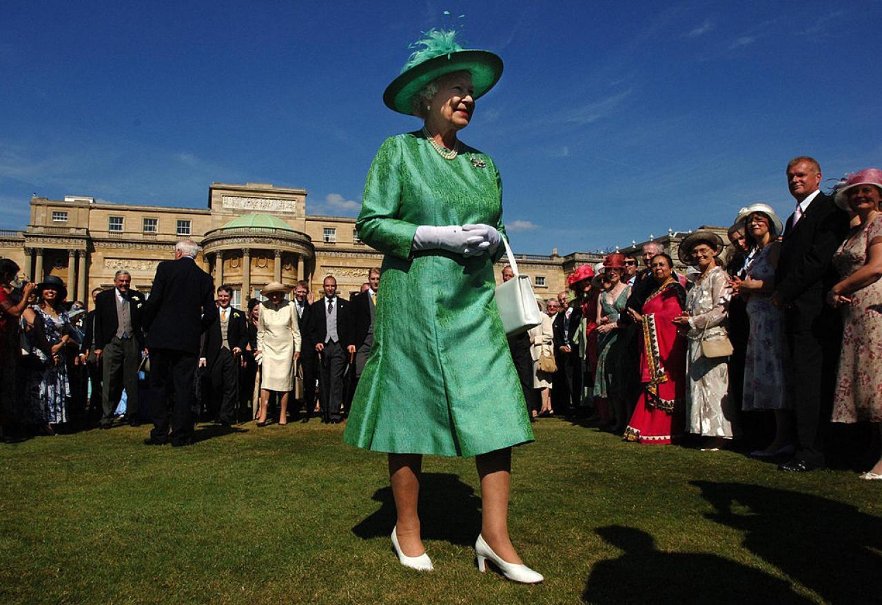 Queen Elizabeth ll houdt een tuinfeest op Buckingham Palace in 2006. (c) Getty