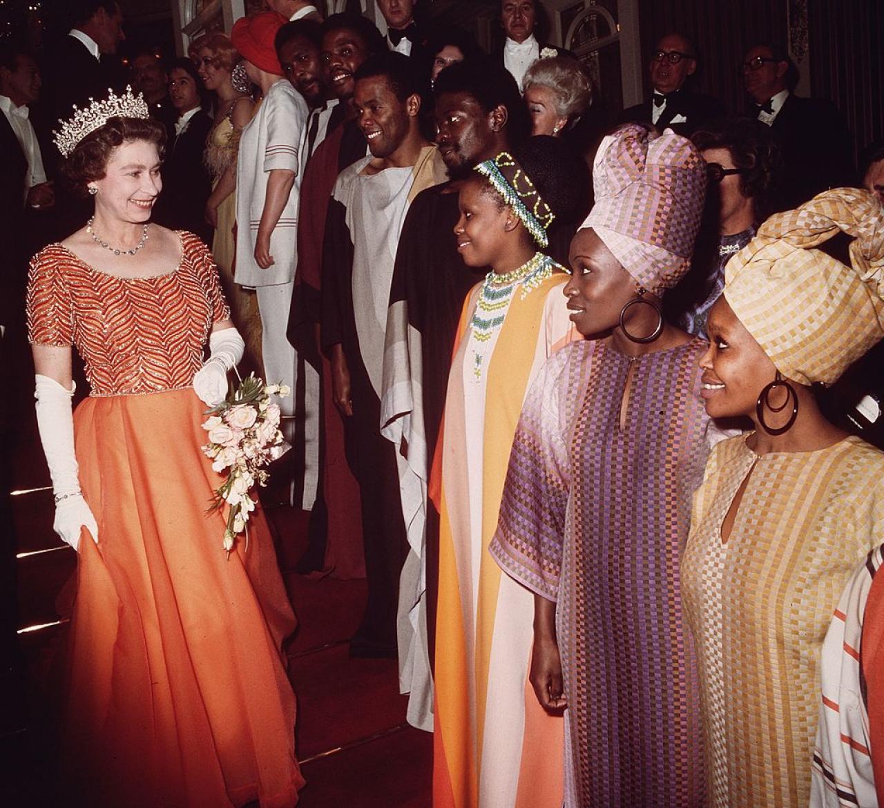 1975: Queen Elizabeth II ontmoet enkele dansers na een optreden. (c) Getty