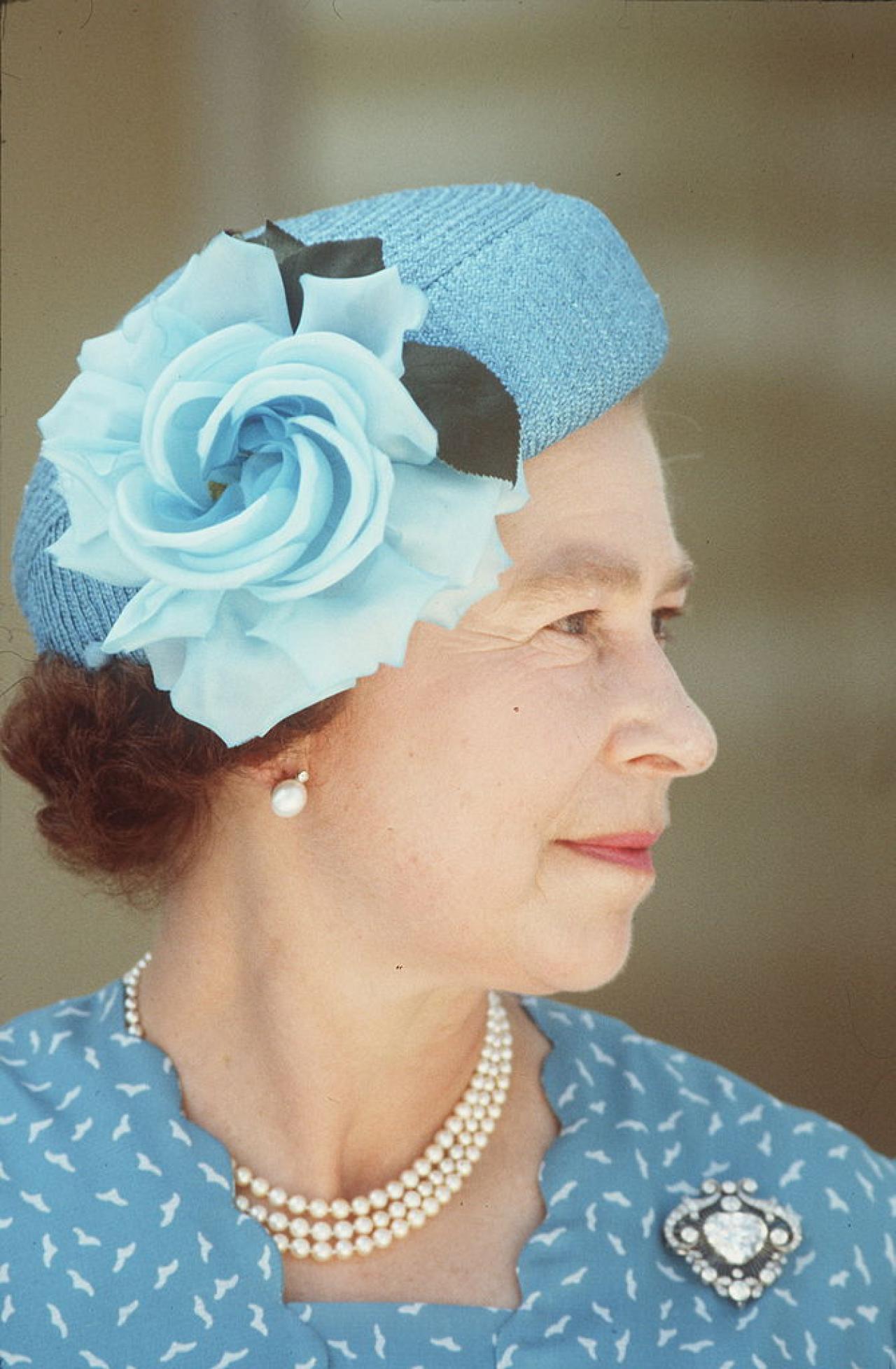 TUVALU - OCTOBER 27:  Queen In Tuvalu, South Pacific. Wearing The Cullinan V Heart Brooch.  (Photo by Tim Graham Photo Library via Getty Images)