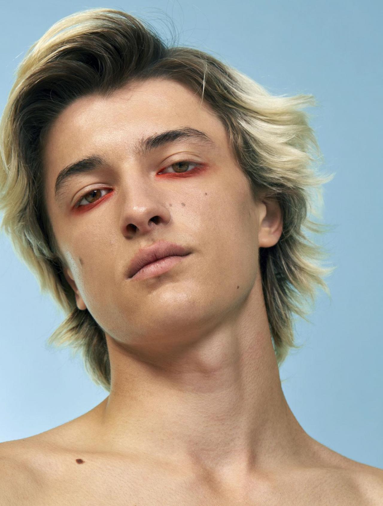 #UPSIDEDOWNMAKEUP #REVERSEEYES Ruí van Reusel (17 ans), rhétoricien, he Visage: Fond de teint Vitalumière Aqua 30 Beige, Chanel. Yeux: Retro Matte Liquid Lipcolour Quite The Standout, M.A.C. Palette de fards à paupières Ultimate Shadow Festival Teinte 13, NYX. Lèvres: Baume nourrissant lèvres Hydra Beauty Nutrition, Chanel.