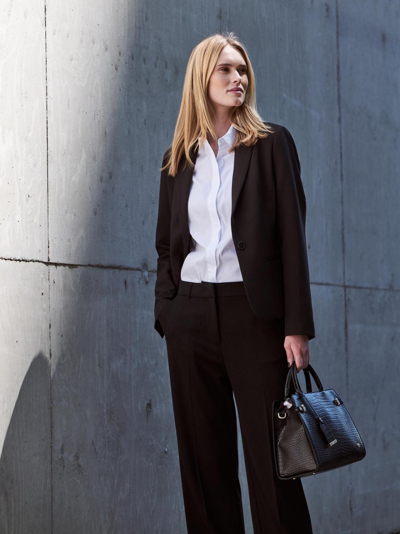 Altijd stijlvol: zwarte blazer (89,99 euro), bijhorende pantalon (59,99 euro) en witte bloes (59,99 euro), van d’Auvry bij e5.