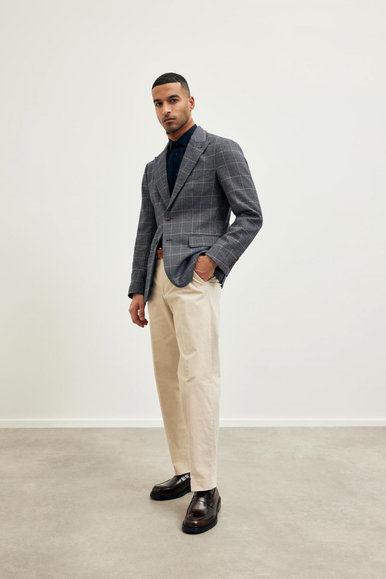 Geruite blazer (129 euro), ribfluwelen pantalon (89,99 euro) en schoenen (149,99 euro), van Selected Homme.