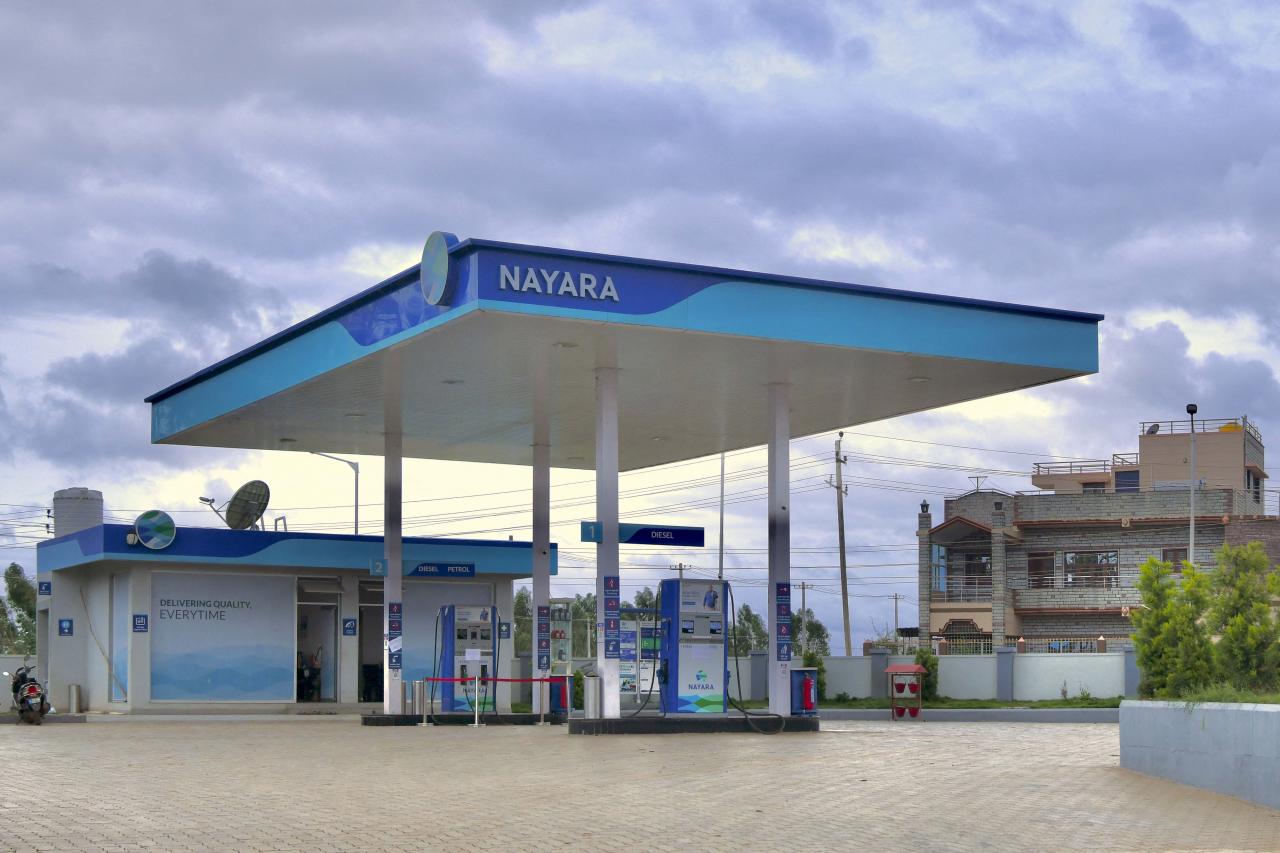 This photograph taken on July 13, 2022 on the outskirts of Bangalore, India, shows a Nayara Energy Limited petrol station. - A vintage pump in the Vietnamese hills; a Madrid petrol station topped with a giant sombrero; a multi-coloured futuristic fuel outlet in Dubai  whatever its form the humble filling stop, emblem of our modern societies, would appear to be running out of road. (Photo by Manjunath KIRAN / AFP)