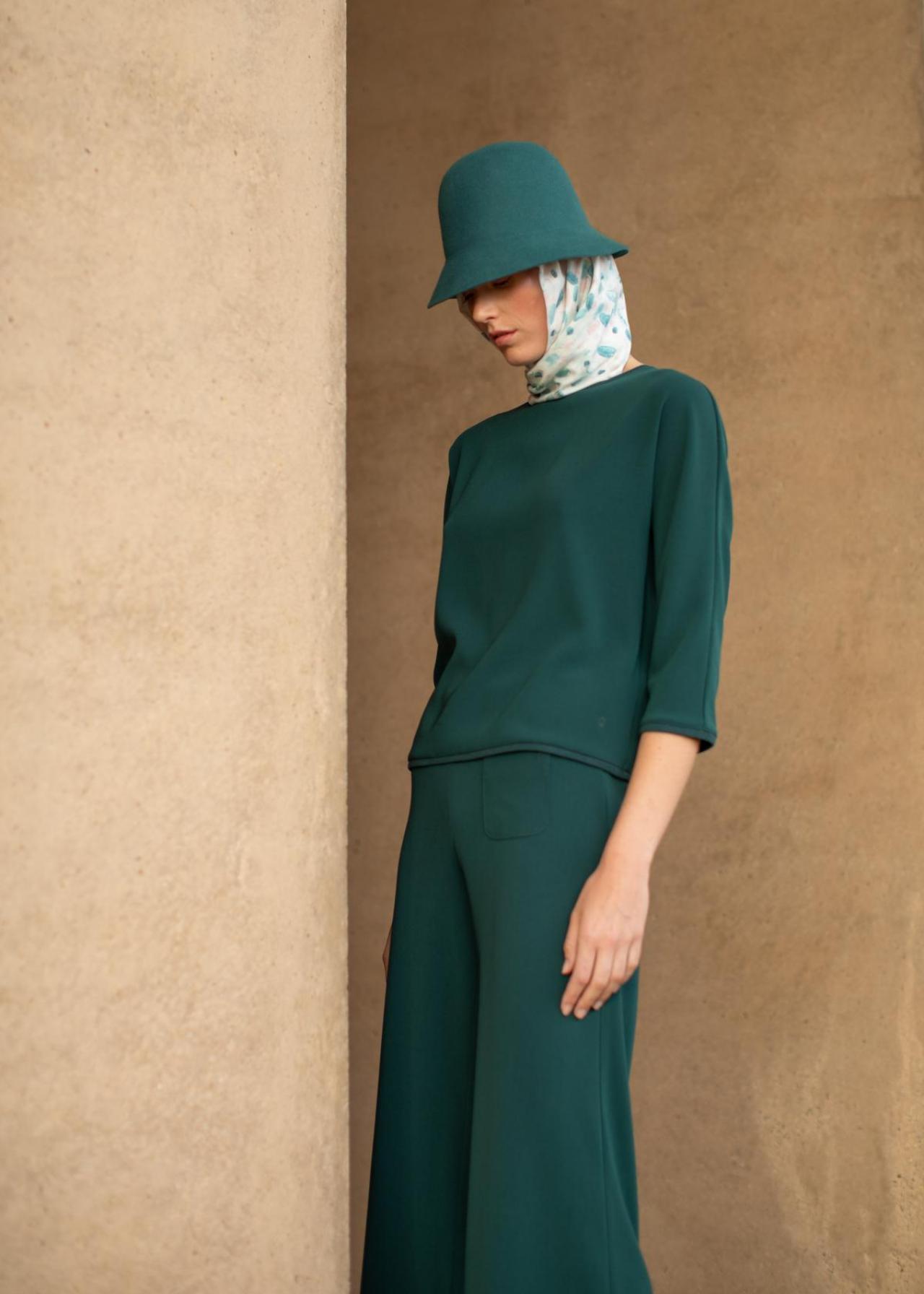 Groene eenvoudUitgepuurde outfit die alle vluchtige trends overleeft: top (289 euro) en broek (329 euro), van Furore.