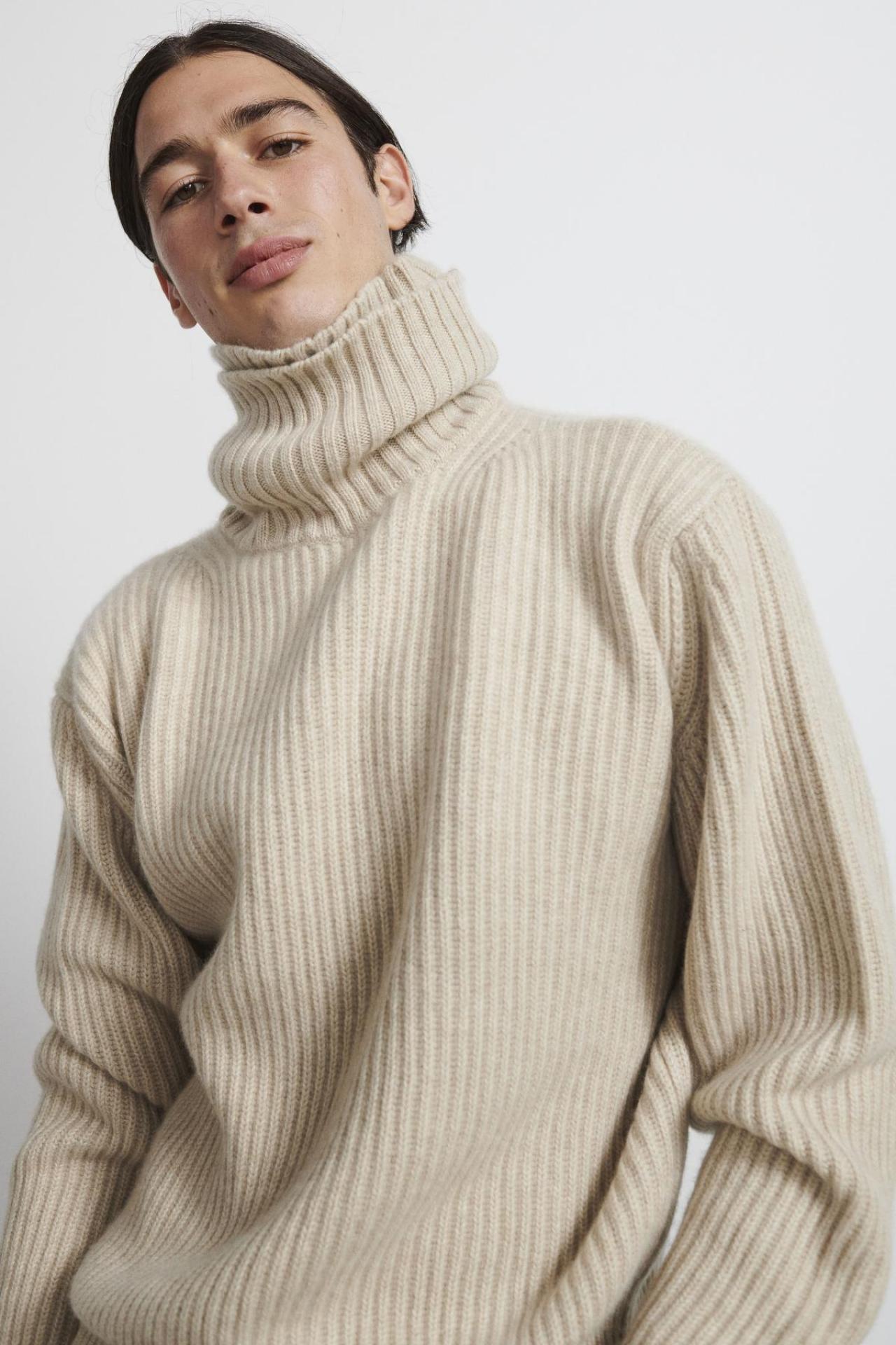 Rechttoe rechtaanTijdloze trui (520 euro), gebreid van Loro Piana-garens in zuiver kasjmier, van het duurzame Spaanse label Shon Mott.
