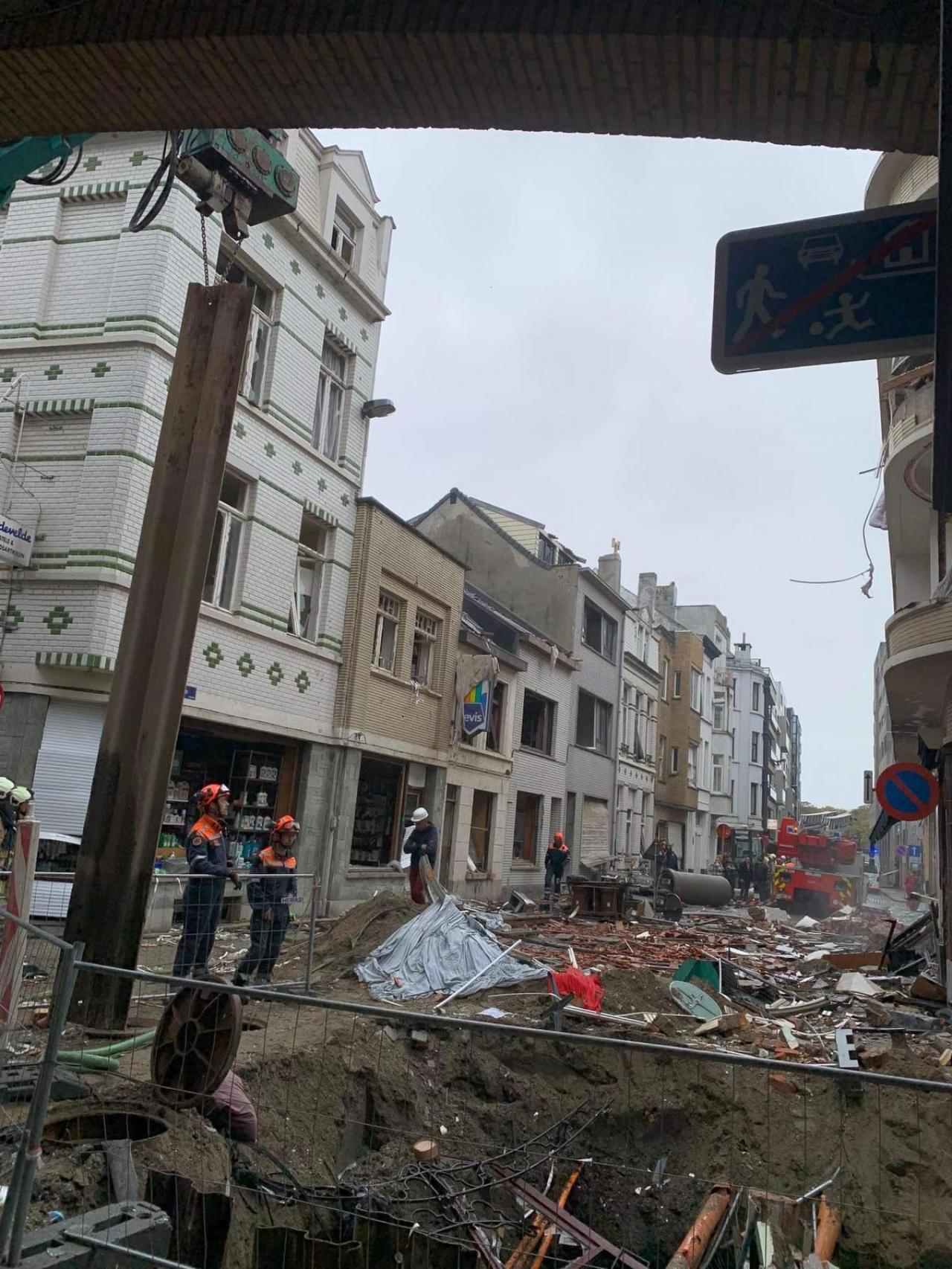 Hulpdiensten bij de schade na de ontploffing donderdagmiddag in de Christinastraat.