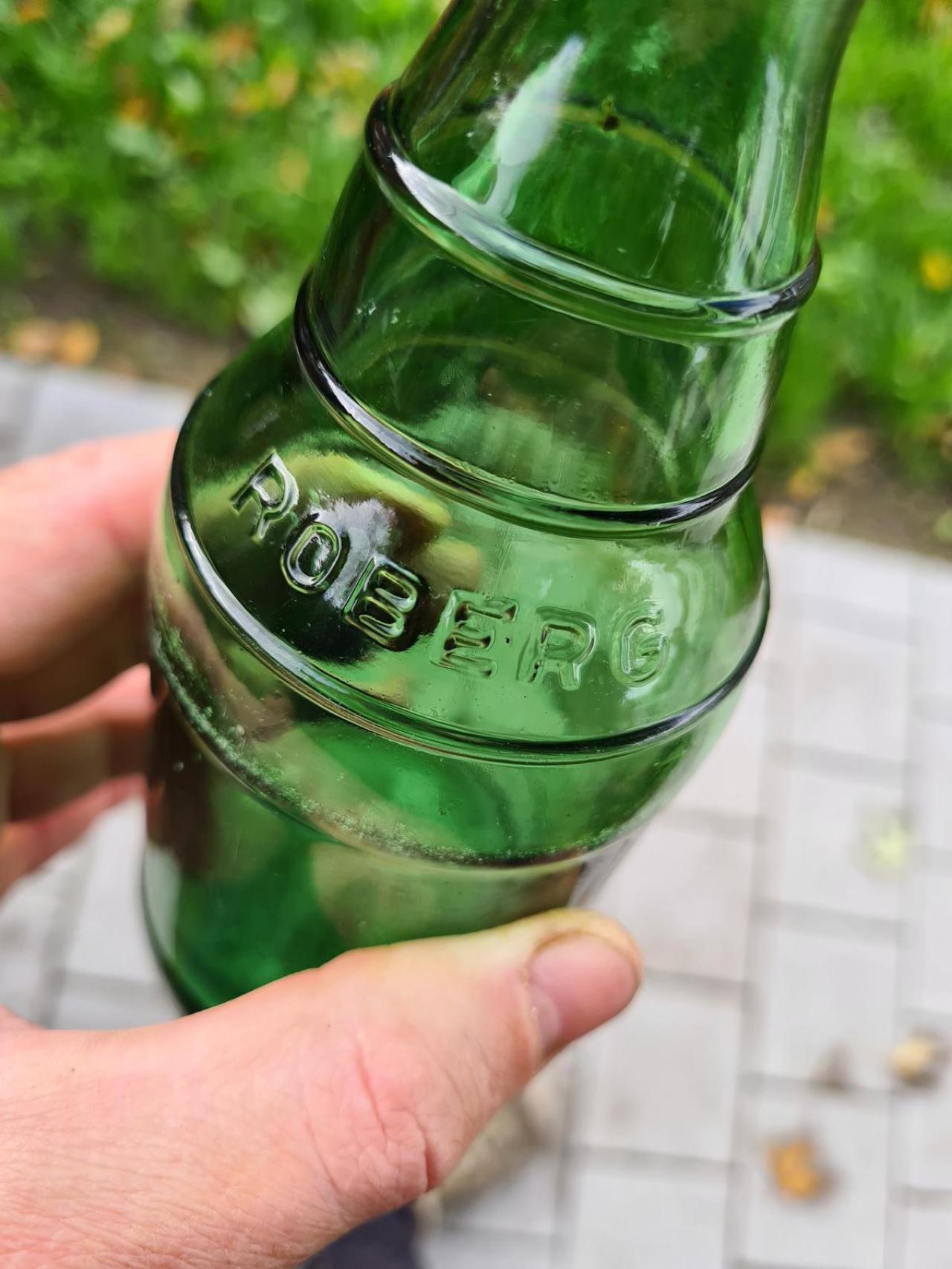 Oude fles van brouwerij Roberg, die stopte in 1976 gevonden tussen het zwerfvuil.