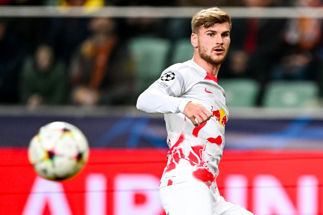 Sinds het afscheid van Miroslav Klose en daarvoor nog Luca Toni zit Duitsland met een probleem in de spitspositie. Tot een tijdje geleden toen Timo Werner zich helemaal opwierp als de nieuwe man voor in de punt. Jammer genoeg zal de ex-speler van Chelsea na zijn terugkeer naar het vertrouwde nest van RB Leipzig het WK moeten missen. Hansi Flick zal even met de handen in de haren hebben gezeten.