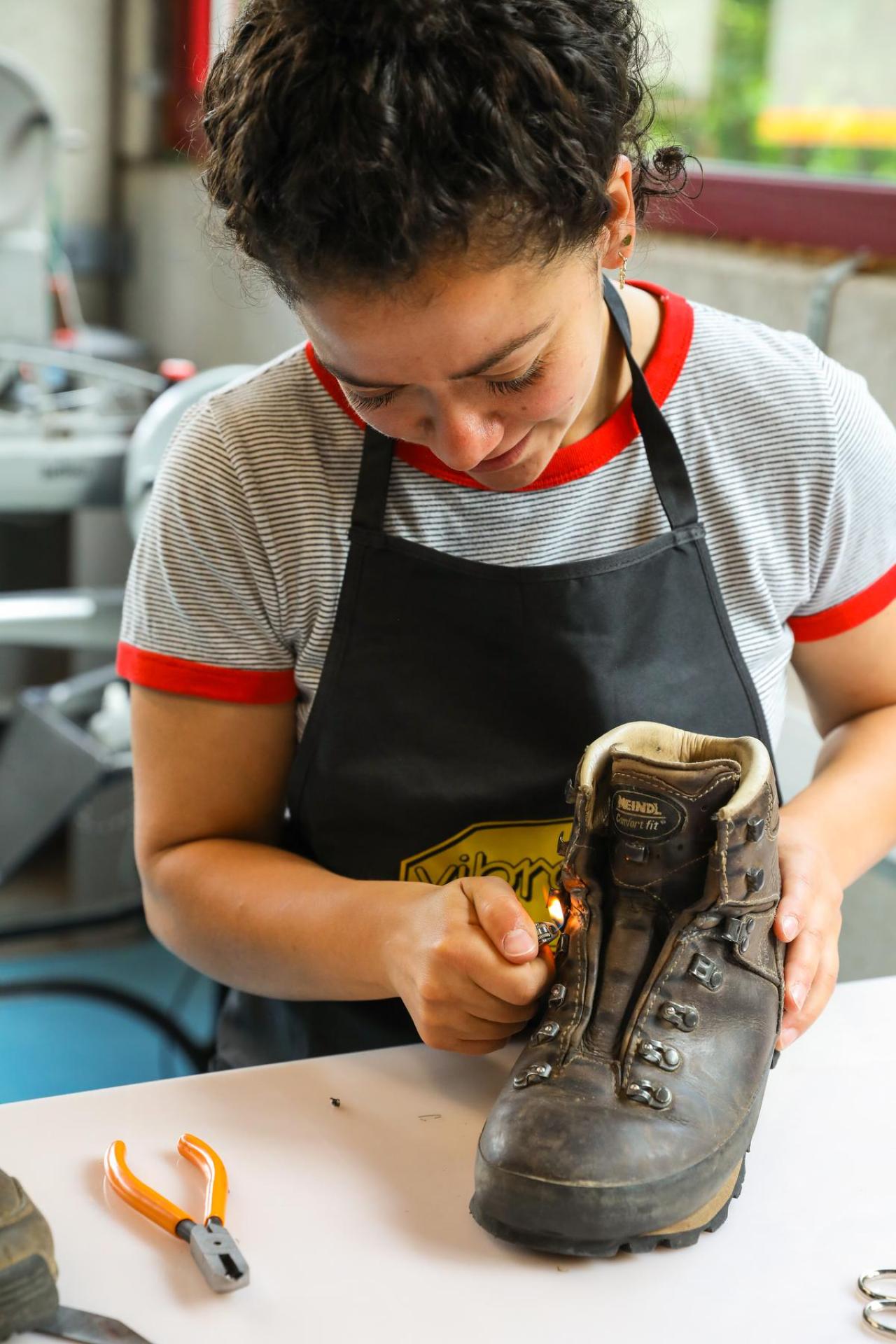 Schoenmakers herstellen je wandelschoenen bij A.S. Adventure.