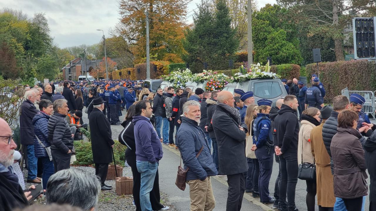 Devant le funérarium François, un cortège de quatre corbillards richement fleuris se trouve en attente. 

BELGA PHOTO HATIM KAGHAT