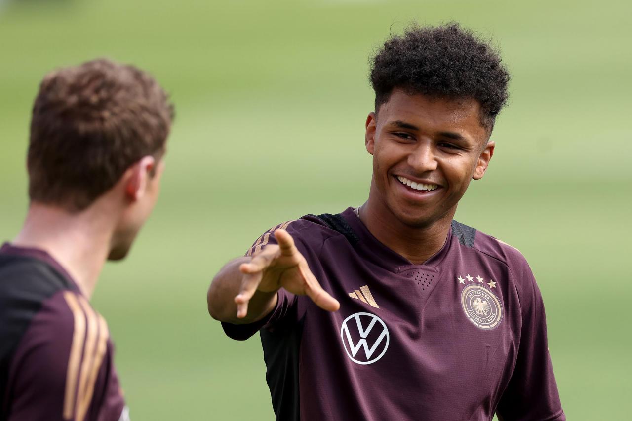 Het zijn serieuze schoenen om te vullen bij Borussia Dortmund. Toen Erling Haaland in de zomer vertrok naar Manchester City werd Karim Adeyemi als diens vervanger gehaald van het Oostenrijkse RB Salzburg. Adeyemi kende zijn opleiding bij Bayern maar zette dan een stap terug naar vierdeklasser SpVgg Unterhaching om vervolgens naar Oostenrijk te trekken, waar hij volledig ontplofte. Nu wil de pijlsnelle aanvaller met Roemeense en Nigeriaanse ouders dat overdoen op het WK.