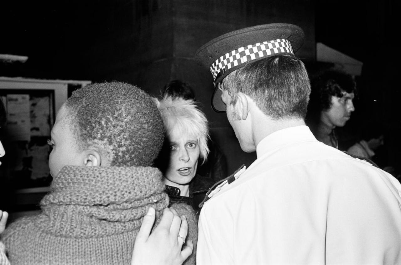 De politie legt het 'Jubilee' bootfeestje van de Sex Pistols stil in 1977. De boot moet aanmeren en alle gasten moeten de boot verlaten, zo ook Vivienne Westwood