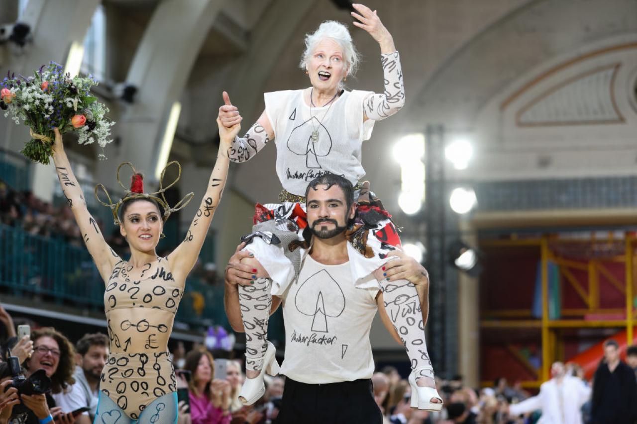 Vivienne Westwood tijdens London Fashion Week in 2017. Haar shows zijn niet alleen beladen met statements, maar ook steevast energiek en fun