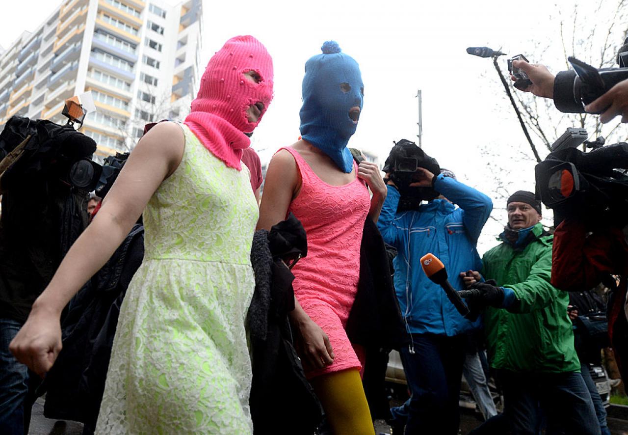 Leden van de Russische punk & protestgroep Pussy Riot in Balaclava's