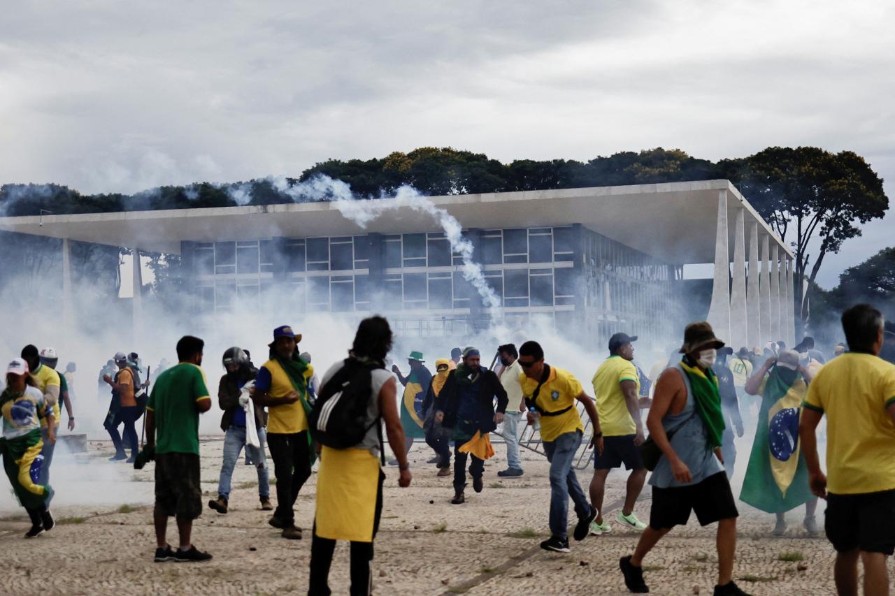 Aanhangers van de Braziliaanse ex-president Jair Bolsonaro demonstreren tegen president Luiz Inacio Lula da Silva, buiten het Planalto-paleis in Brasilia, Brazilië.