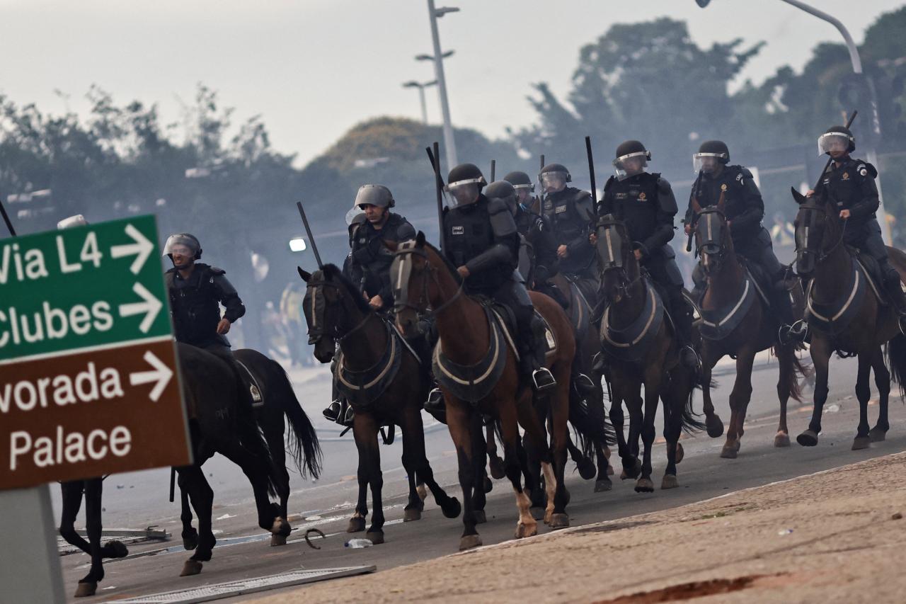 Veiligheidstroepen treden op als aanhangers van de Braziliaanse ex-president Jair Bolsonaro demonstreren tegen president Luiz Inacio Lula da Silva, in het Planalto paleis, in Brasilia, Brazilië, 8 januari 2023.