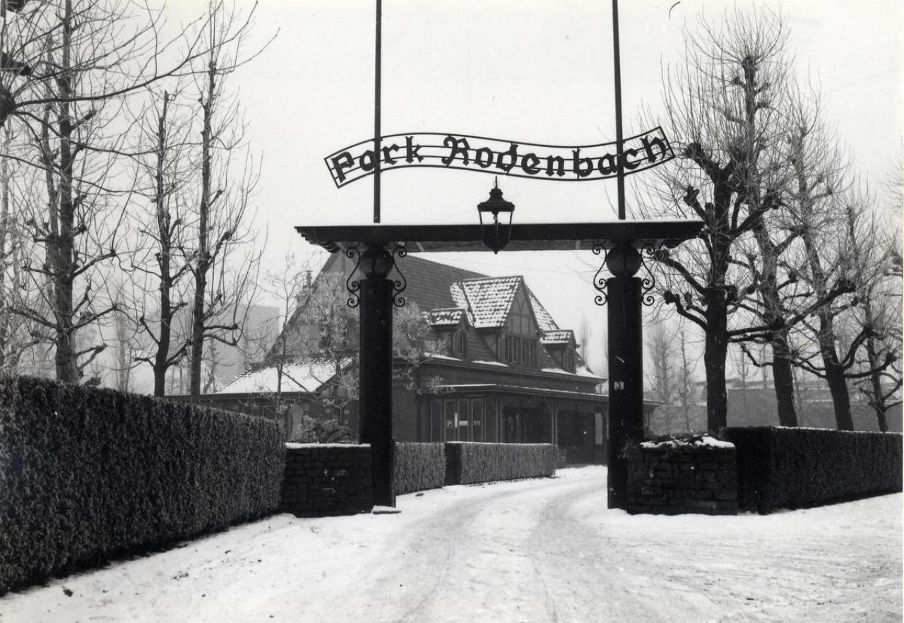 Ingang Park Rodenbach vanuit de Langebrugstraat, in de sneeuw.
