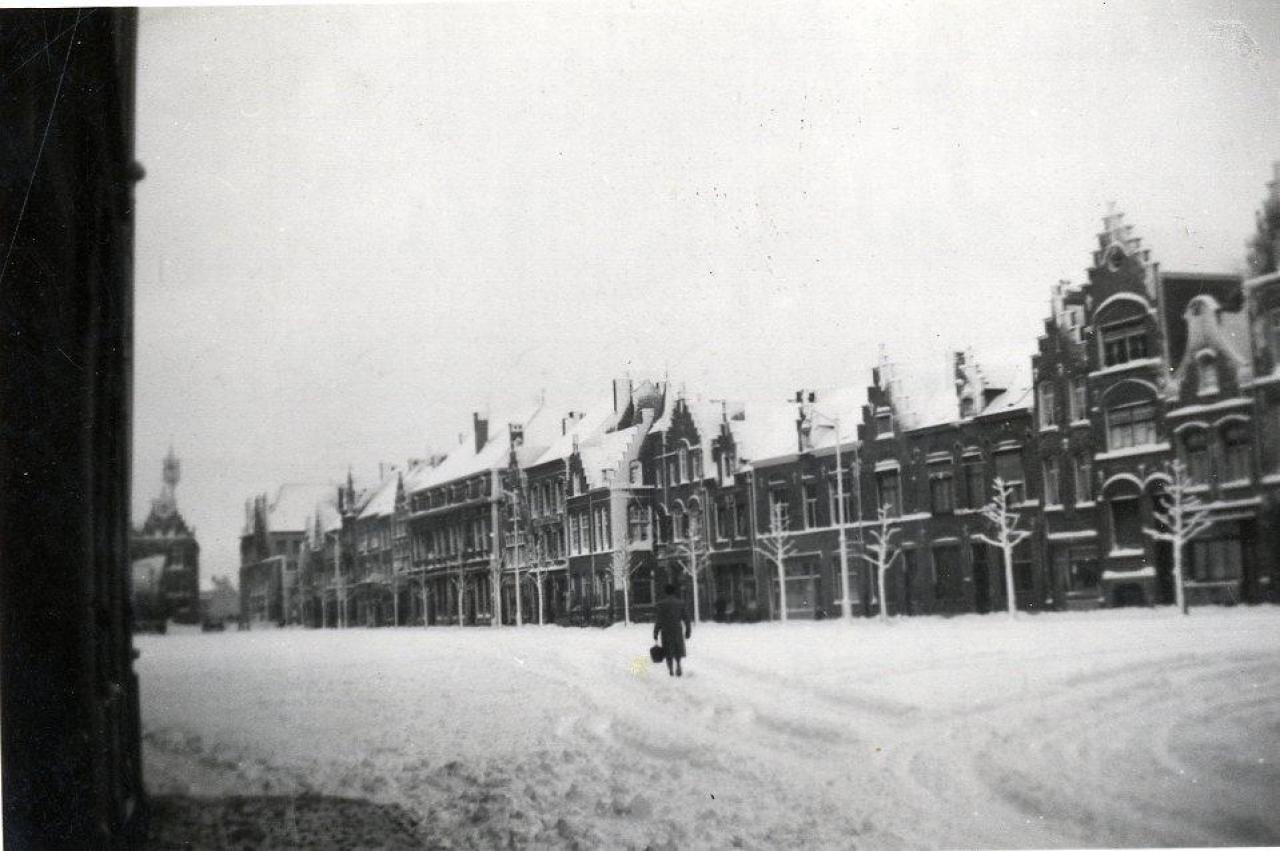 Het Vandenpeereboomplein in de sneeuw in 1952