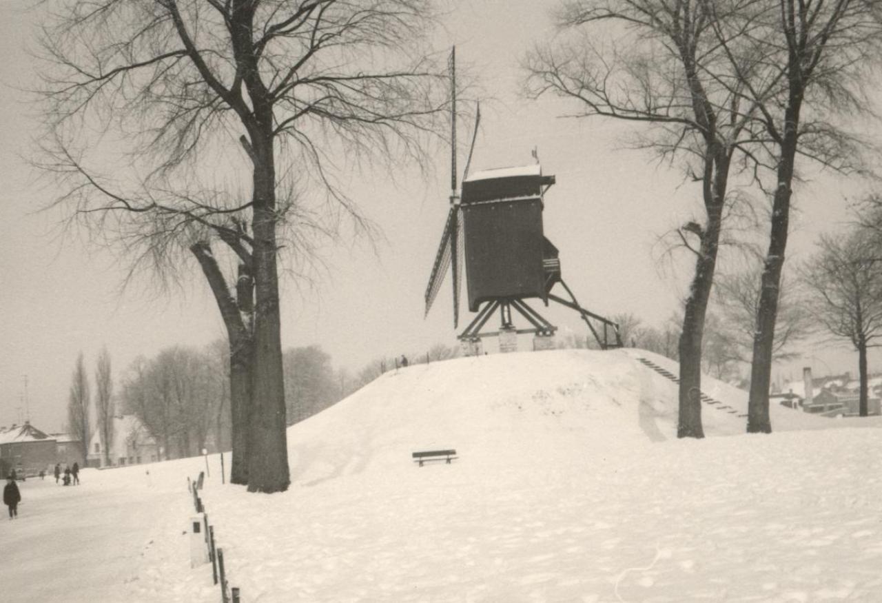 De Sint-Janshuysmolen langs de Kruisvest onder de sneeuw in 1968