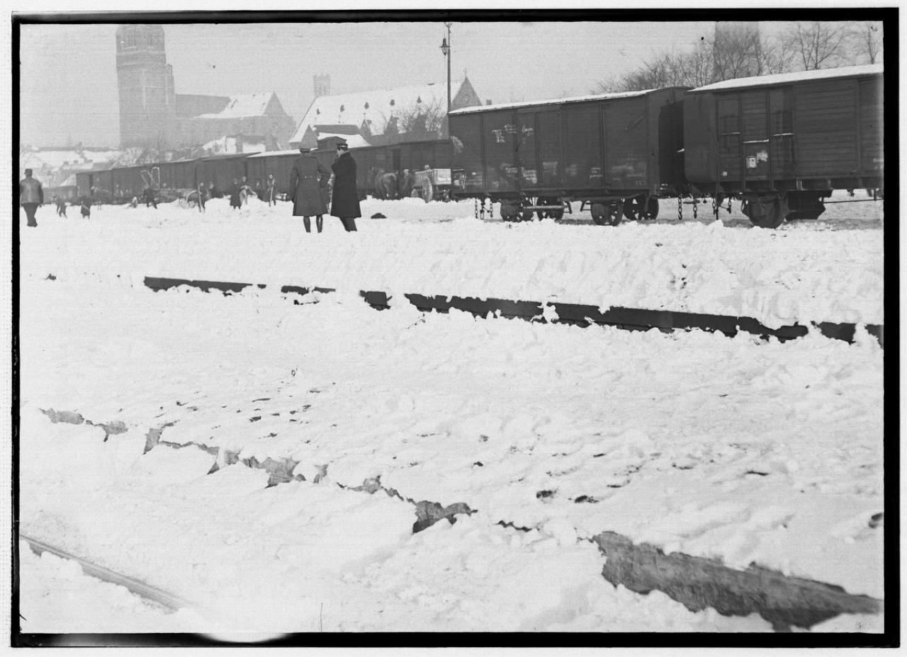 Vlakbij het tweede station (op het latere 't Zand, toen Place de la Station/Statieplaats) wordt in 1929 sneeuw geruimd. De ijzeren weg dient vrijgemaakt, mogelijks komt daar nog sneeuw.