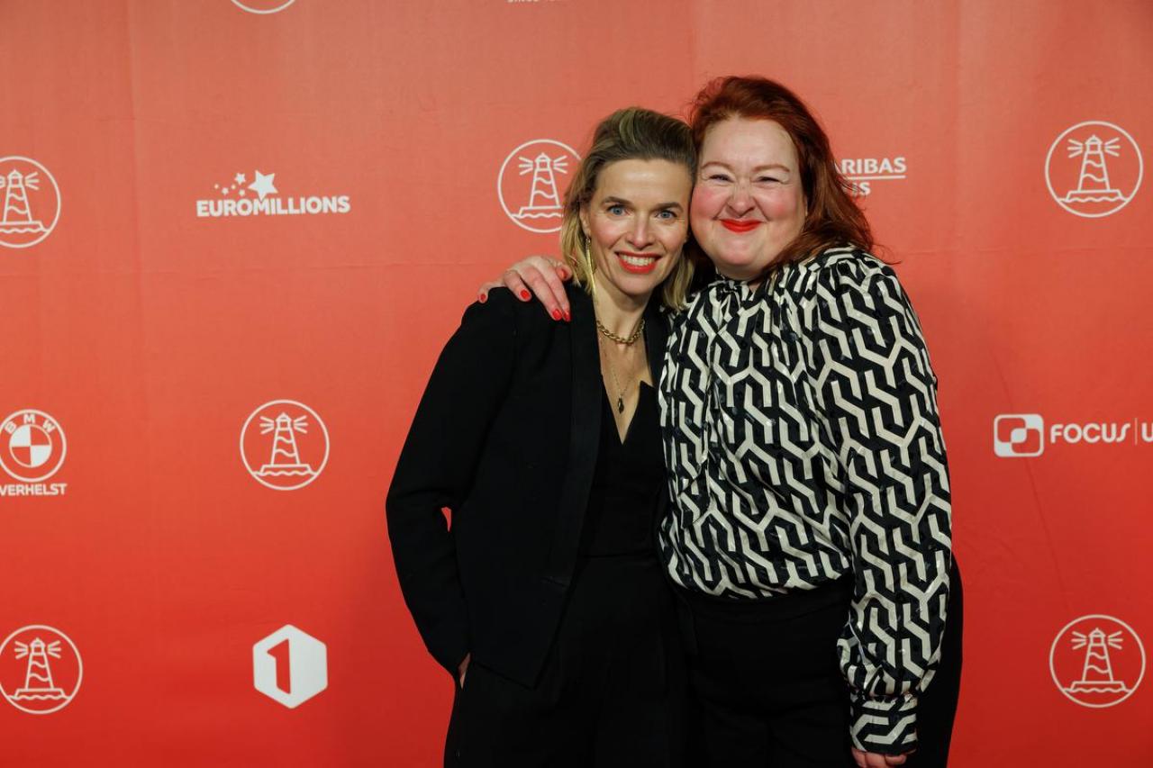 Actrice Thekla Reuten en actrice Eva van der Gucht.