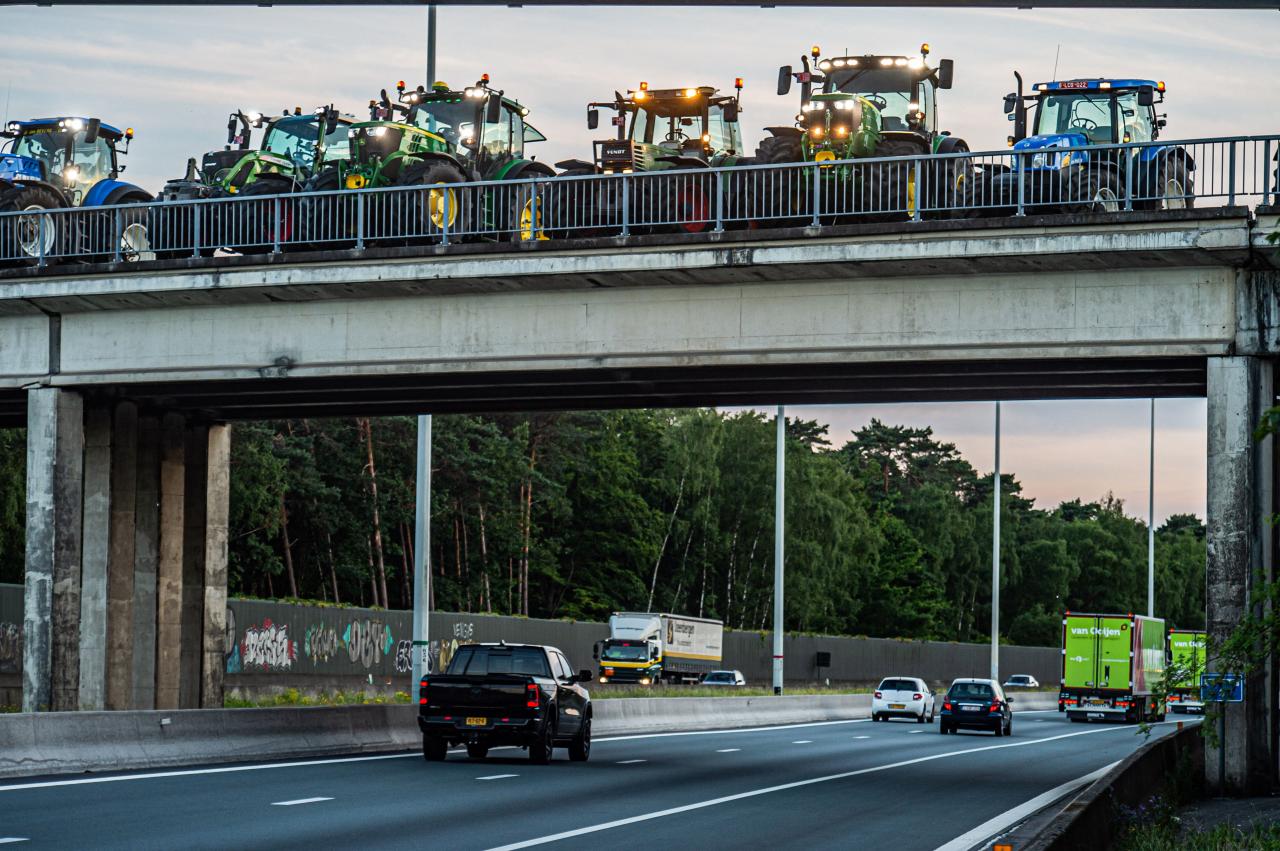 D’autres actions se sont déroulés l’année dernière, comme le stationnement de tracteurs sur un pont de franchissement de l'autoroute E19 à Brasschaat lors d'une action de protestation d'agriculteurs le mercredi 29 juin 2022.