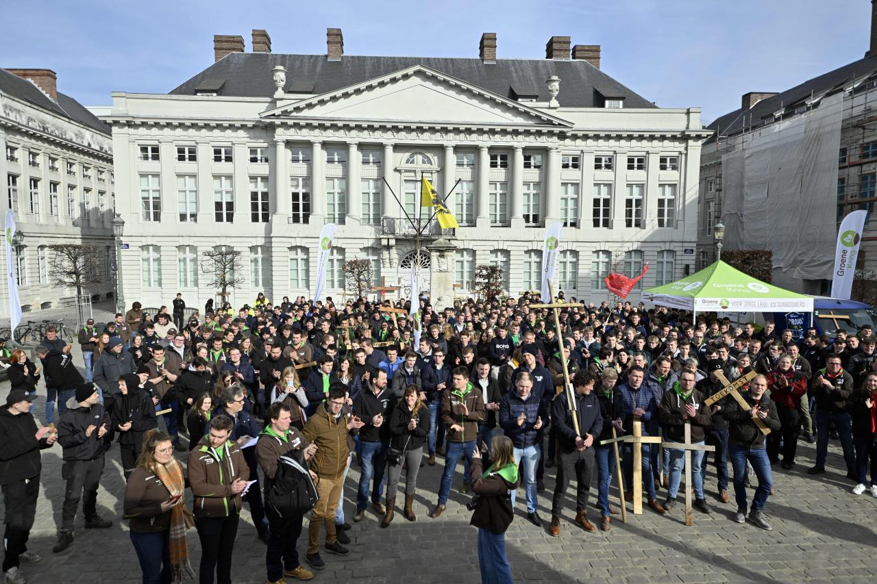 Les agriculteurs manifestent régulièrement contre le « plan azote ». La dernière en date, le 15 février 2023 avec l’action « genoeg is genoeg » (trop c’est trop) devant la résidence du ministre-président flamand Jan Jambon à Bruxelles.