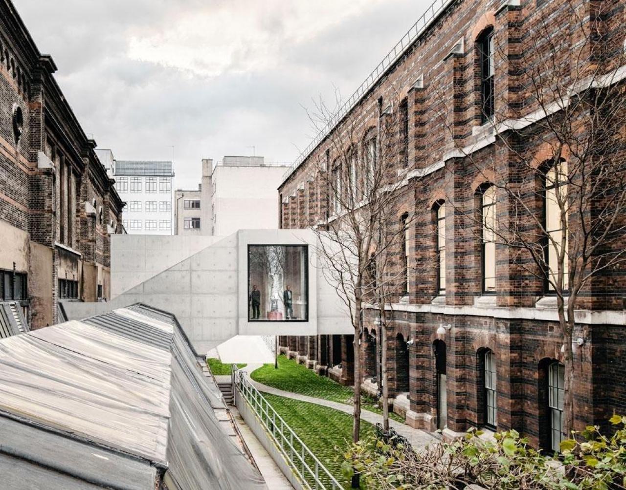 L'extension du Royal College of Art, à Londres: un volume pont en béton connecte désormais les deux ailes.© SIMON MENGES