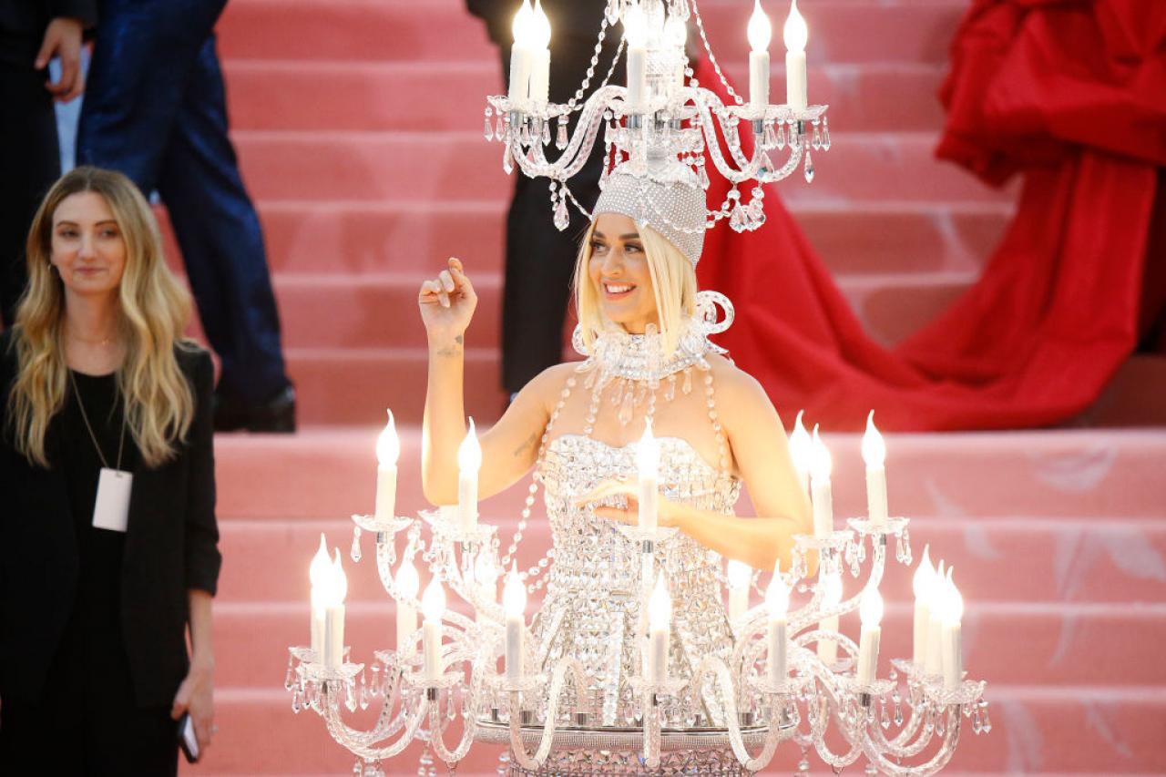 Katy Perry als kandelaar tijdens het Met Gala in 2019, een creatie van Jeremy Scott voor Moschino