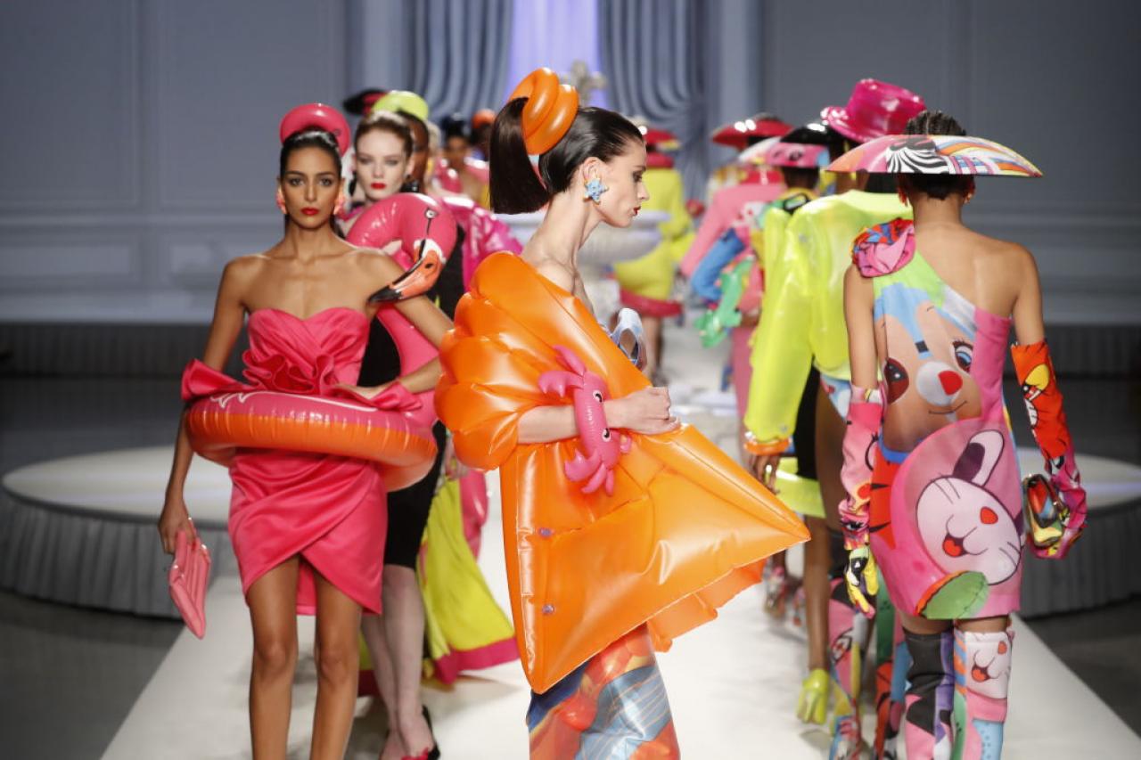 Opblaasbare mode bij Moschino Spring/Summer 2023