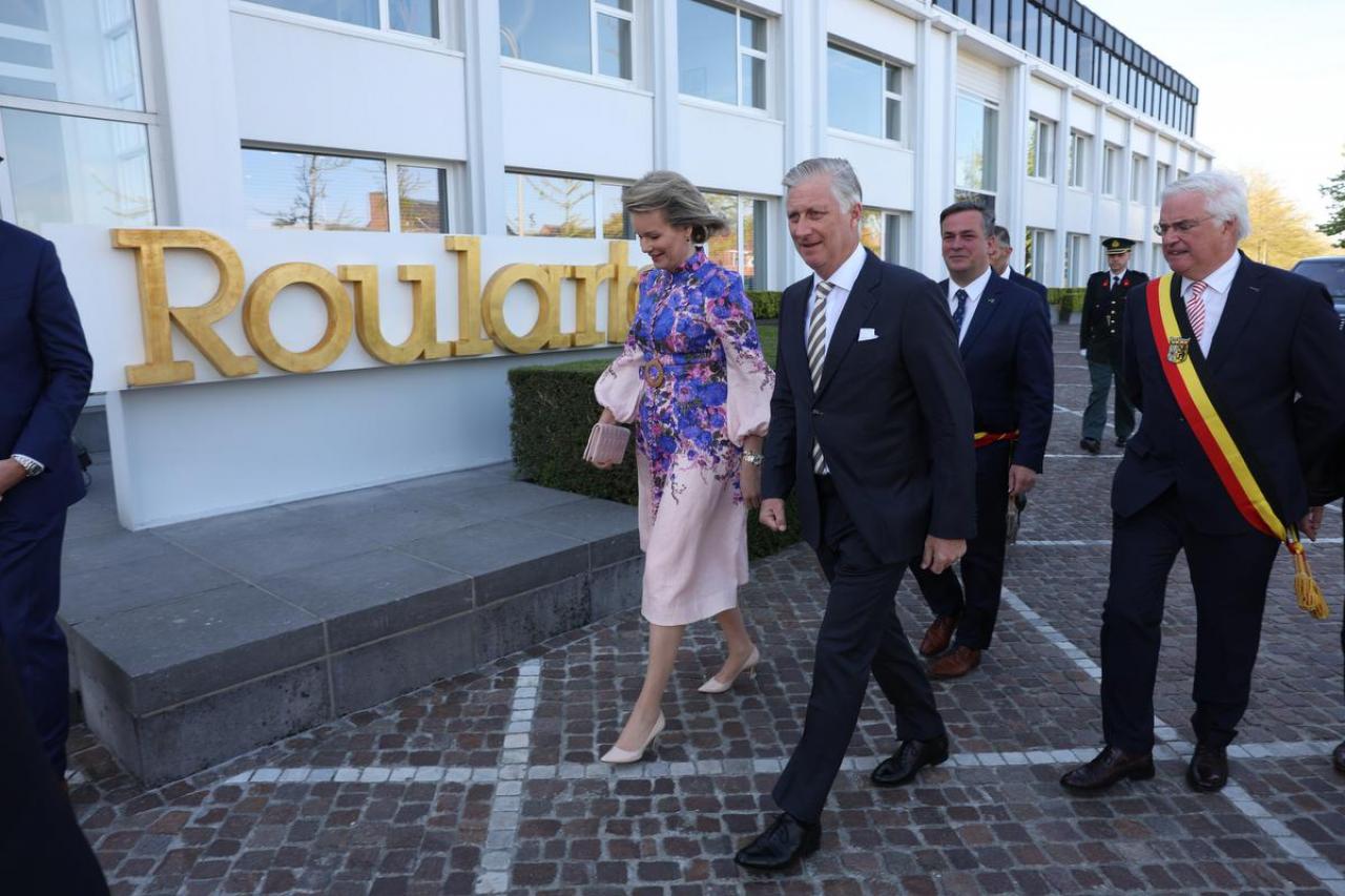 Koning Filip en koningin Mathilde komen aan bij Roularta Media Group.