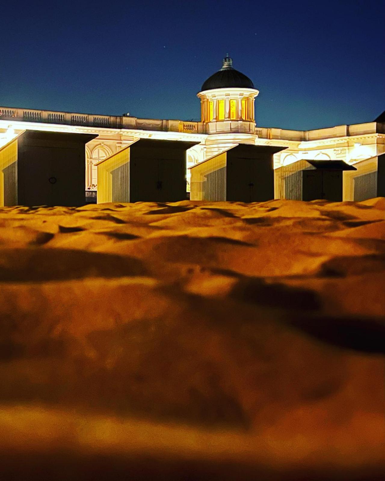 8 september, een prachtige nazomerdag: “De verlichte Gaanderijen en Thermae Palace geven een magische gouden indruk gezien vanop het strand”, vindt Katia, die prompt haar iPhone bovenhaalt om dat beeld vast te leggen.