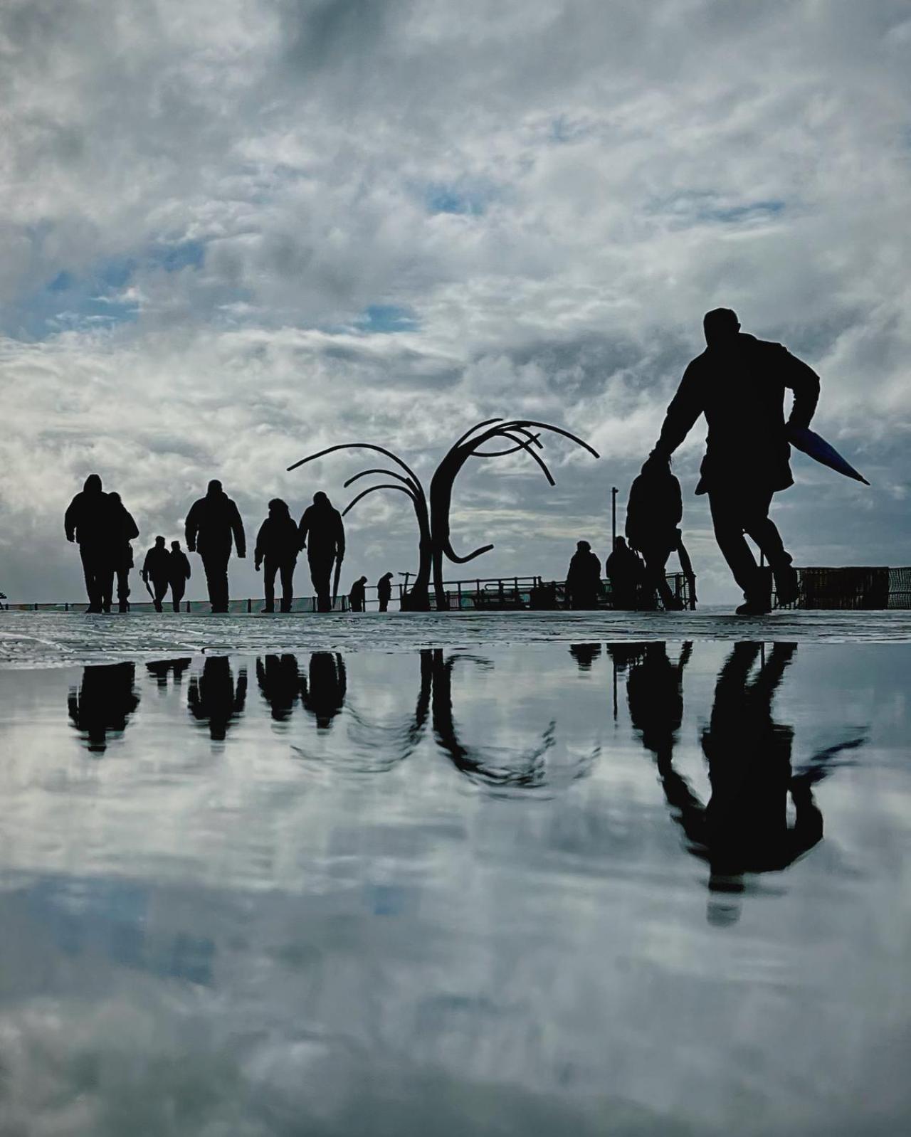 Op 21 oktober kon Katia dit beeld vastleggen van menselijke silhouetten en het kunstwerk ‘Dansende Golven’ op de zeedijk ter hoogte van het Kursaal. “Ik breng niet zo graag mensen in beeld omwille van hun privacy. Spelen met silhouetten en schaduwen is een ideaal alternatief”, legt ze uit.