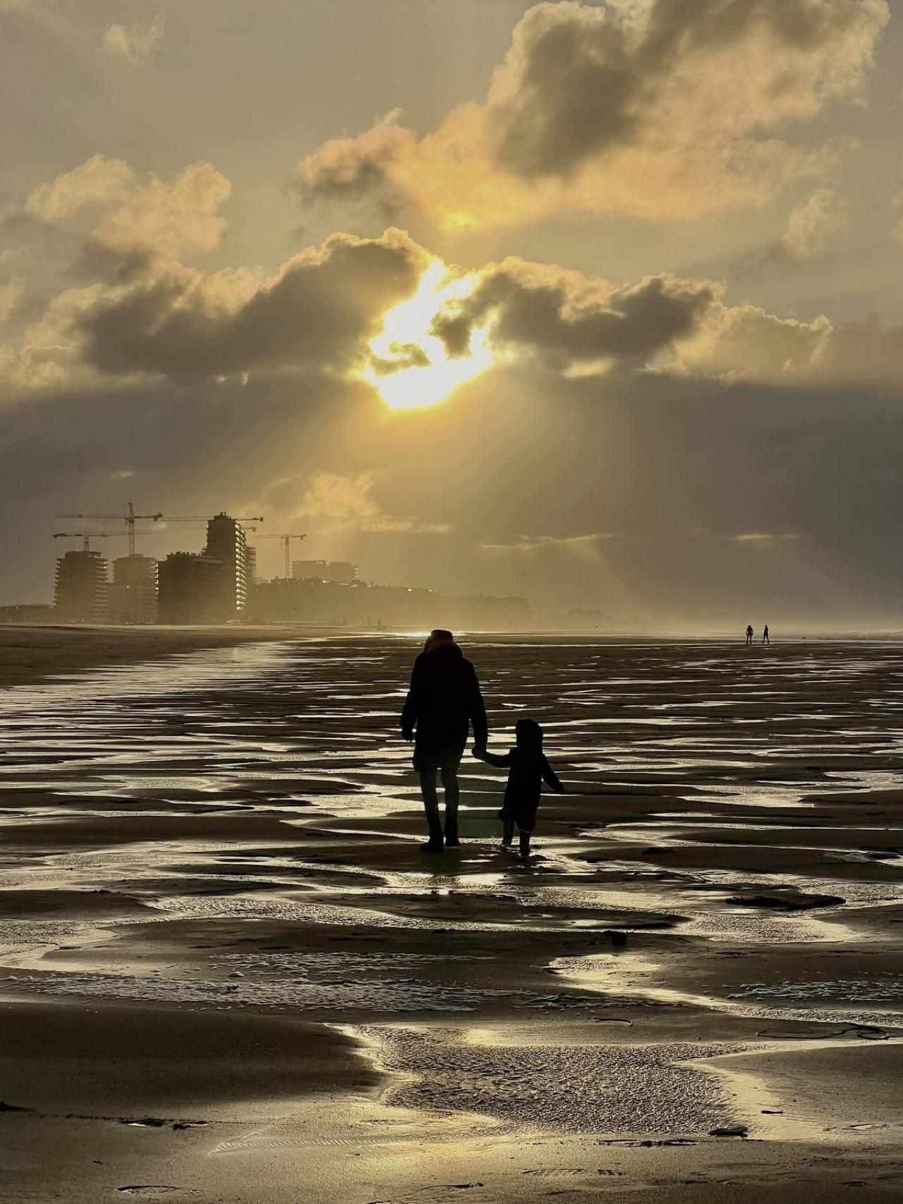 “Ik hoop dat dit meisje later herinneringen heeft aan haar strandwandeling met haar mama”, vertelt Katia over deze foto van 24 november. “Foto’s leggen momenten vast die nooit meer terugkeren. Daarom is het belangrijk om er zoveel als mogelijk vast te leggen.”