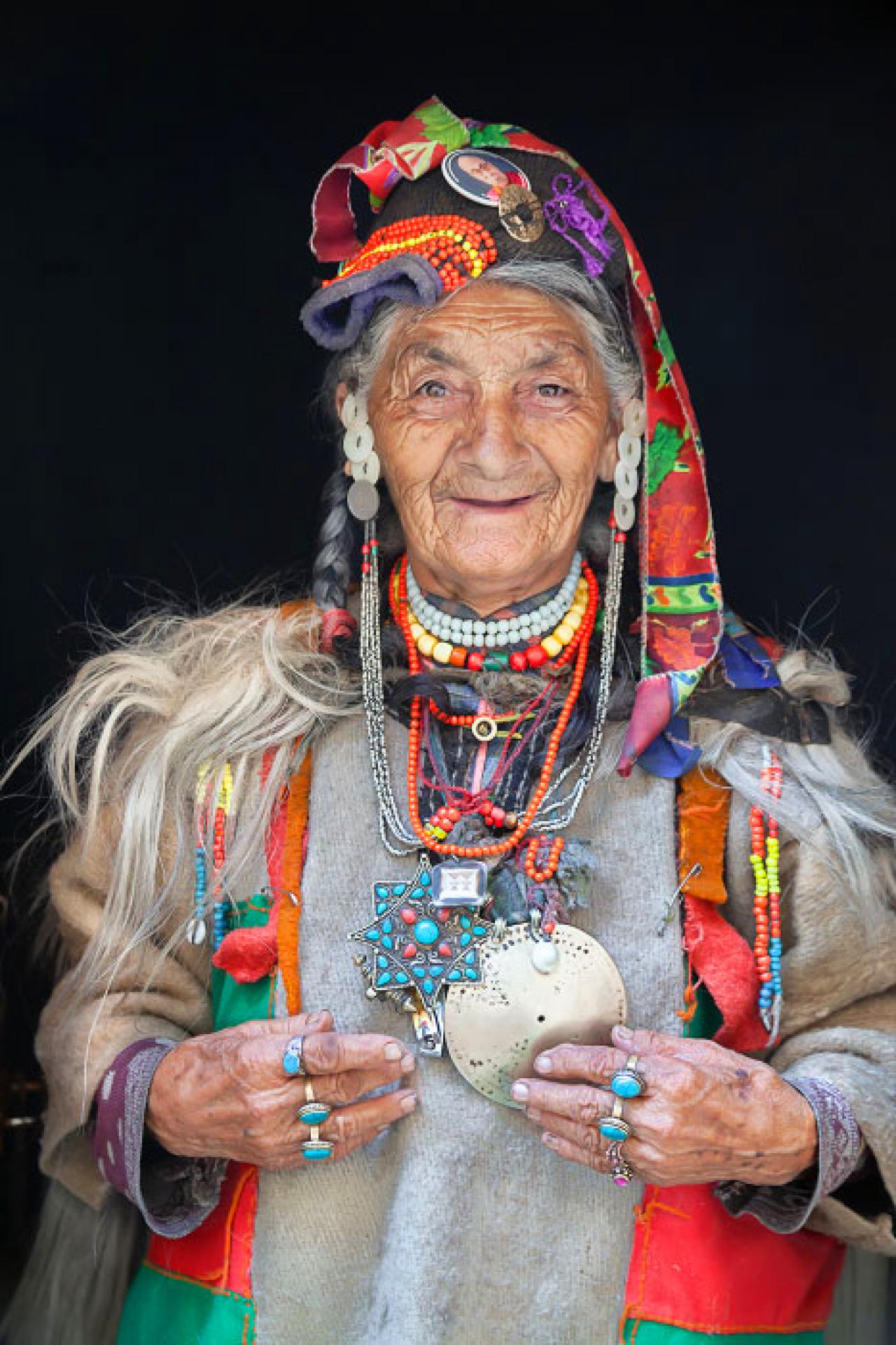 Tsiring Galzom pose avec le costume traditionnel brokpa dans son village de l'Himalaya