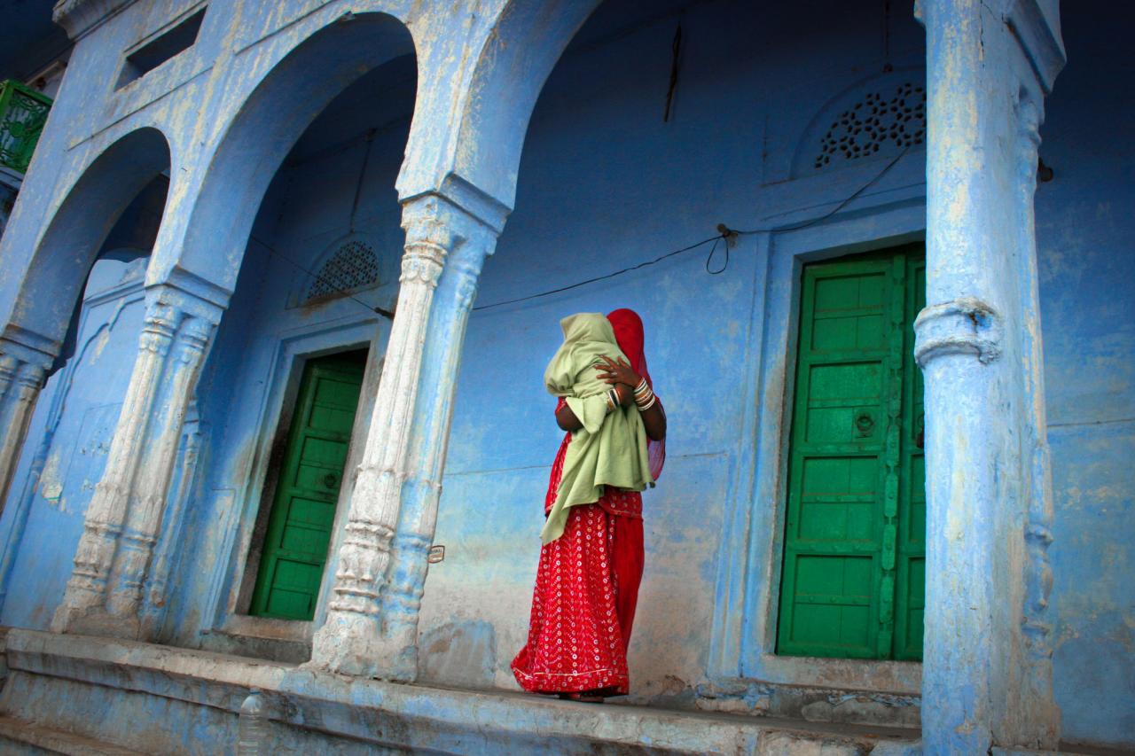 Une mère et son enfant dans les rues de Pushkar