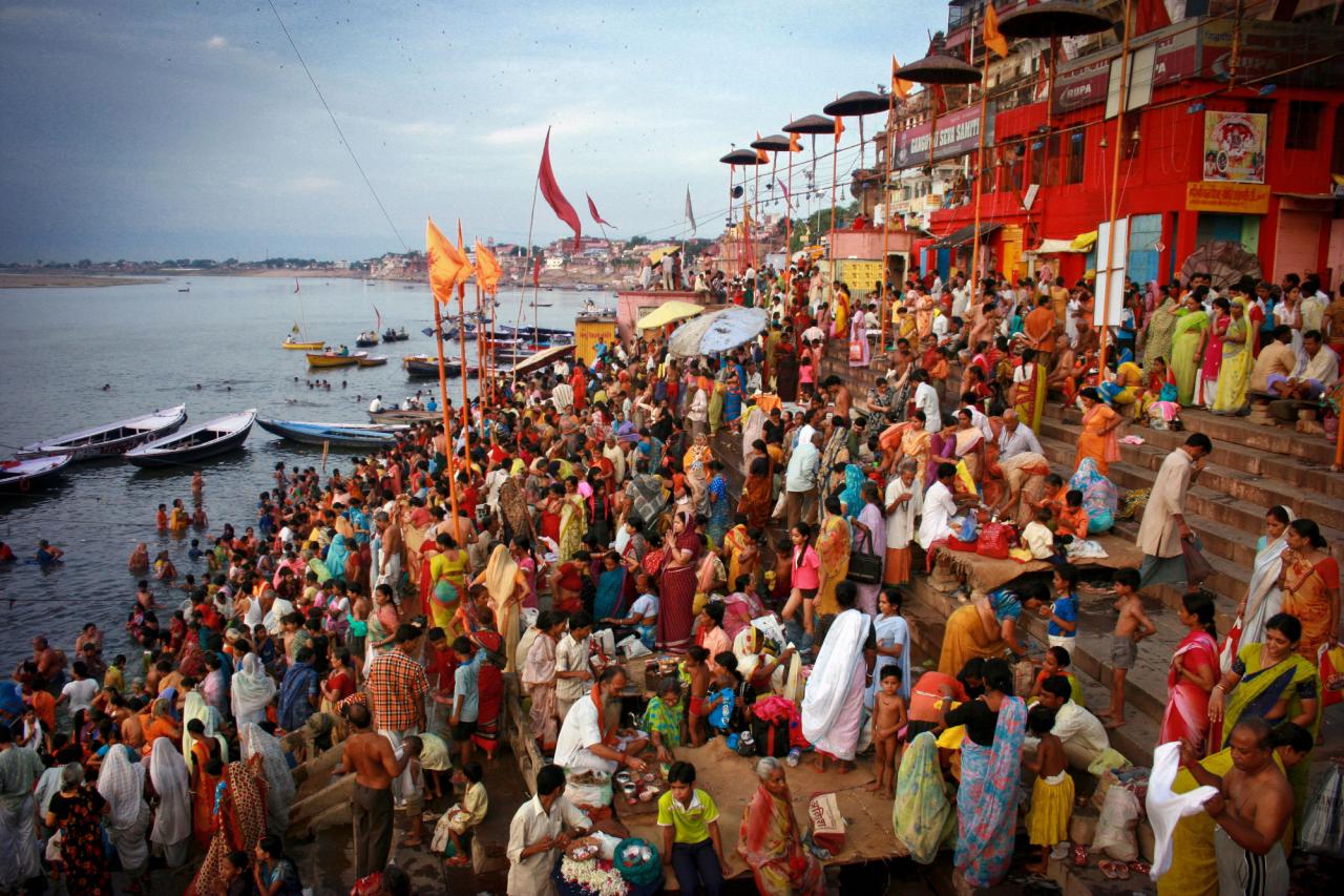 Début de journée sur les rives du Gange sacré à Varanasi