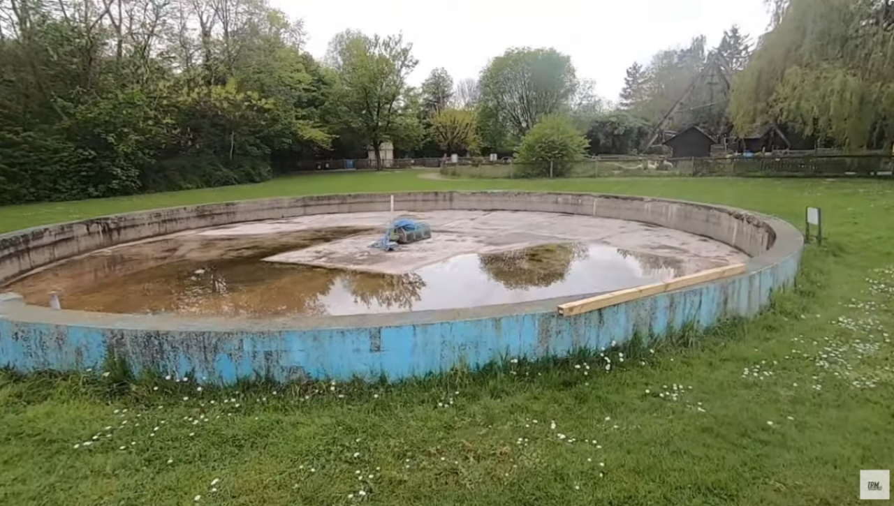 De fontein staat leeg en het beton ervan lijkt op enkele plaatsen kapot.