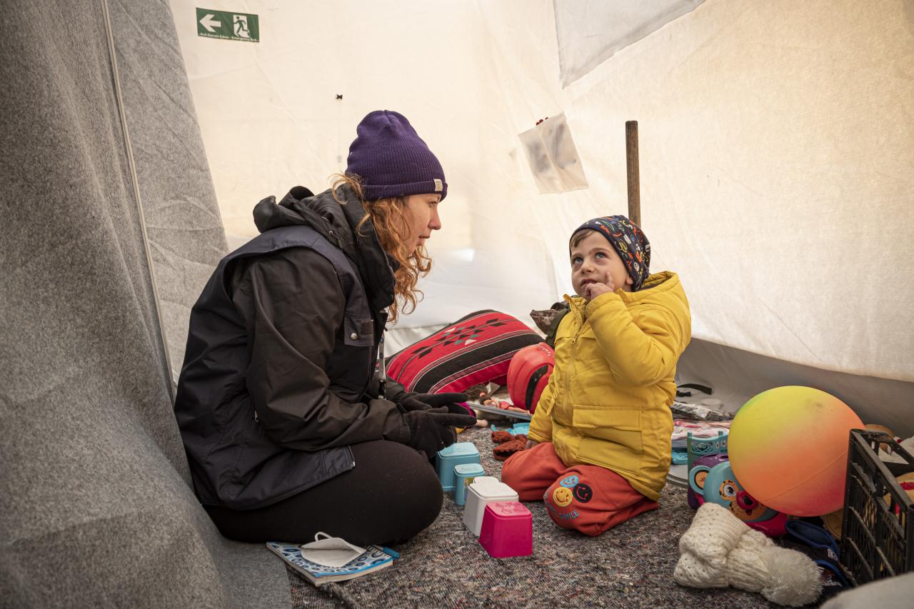 20230215 - TURKEY , ANTAKYA: Illustration picture shows the Medical Mobile unit during the earthquake in Antakya in Turkey. Ayse  Calayit, 29 years, Psychologist, meet  Seuf Umut, 3,5 years old, in a tent at Harbiye. February 15th, 2023 © OLIVIER PAPEGNIES
