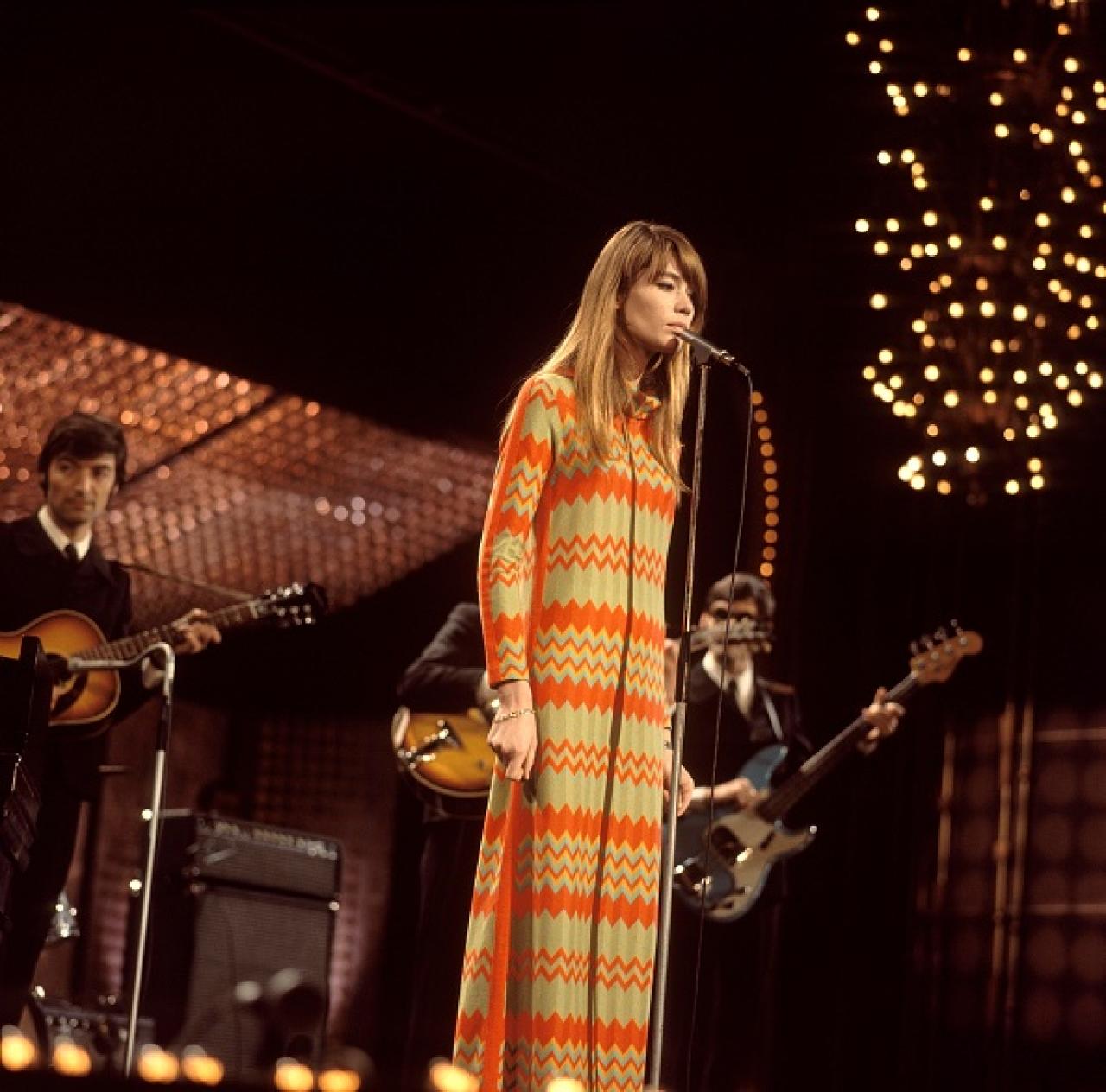 Françoise Hardy se produit sur scène au Talk of the Town à Londres, vers 1968.