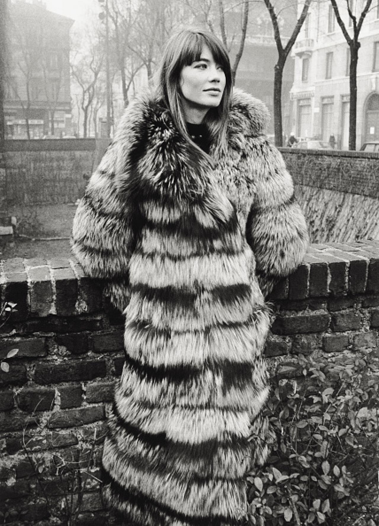 Françoise Hardy pose vêtue d'une fourrure à Milan, dans les années 1960