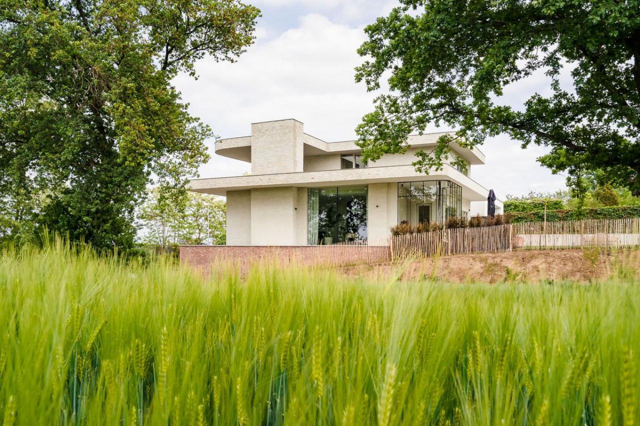 De woning is gebouwd op een hellende grond.