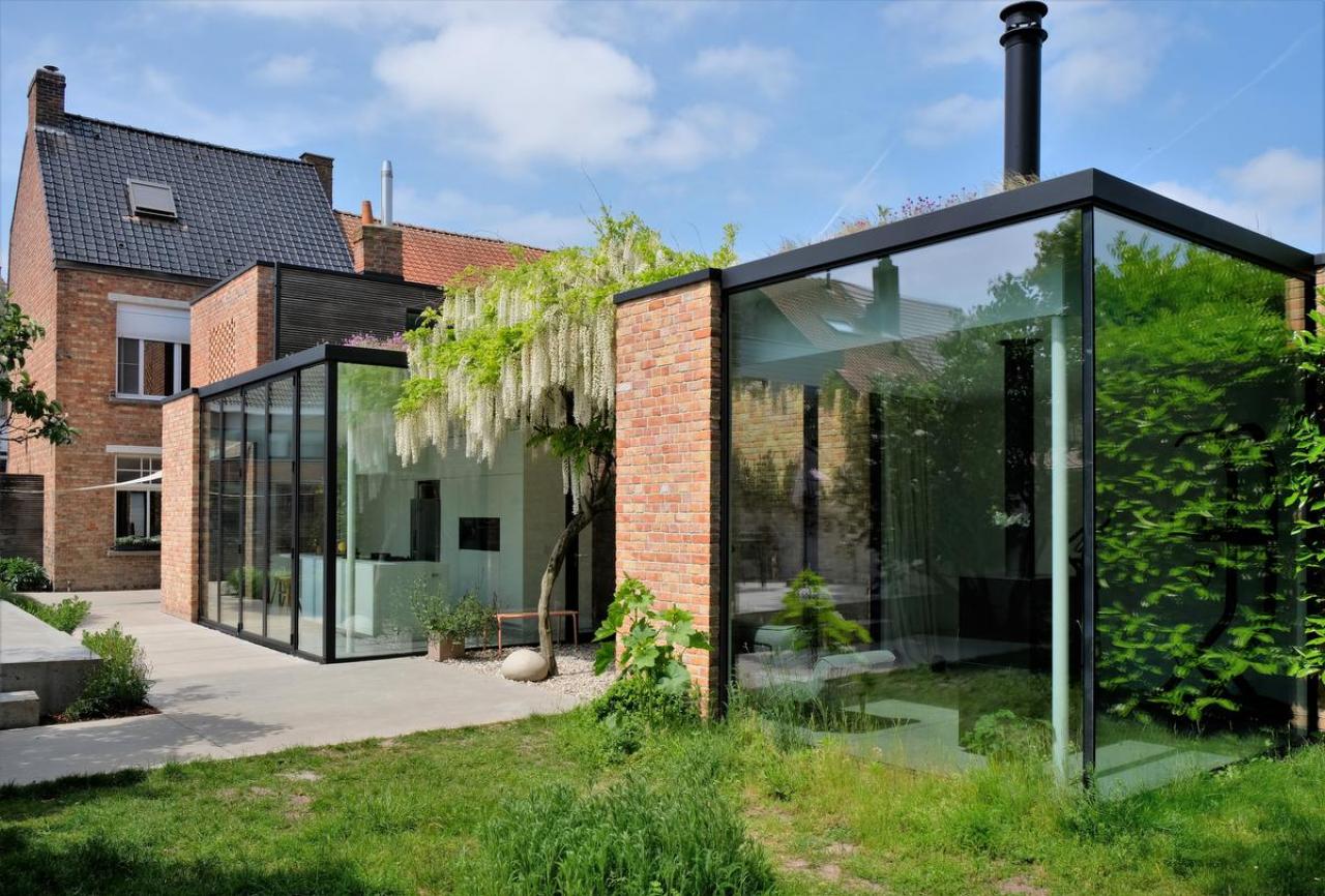 De tuinkamer en de leefruimten worden verbonden door een groene patio.