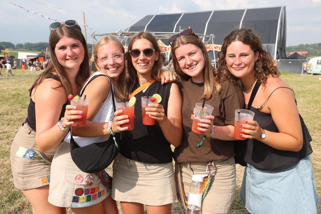 De meeste festivals werken met een munt die bezoekers aan de ingang krijgen en kunnen inruilen voor hun eerste beker.