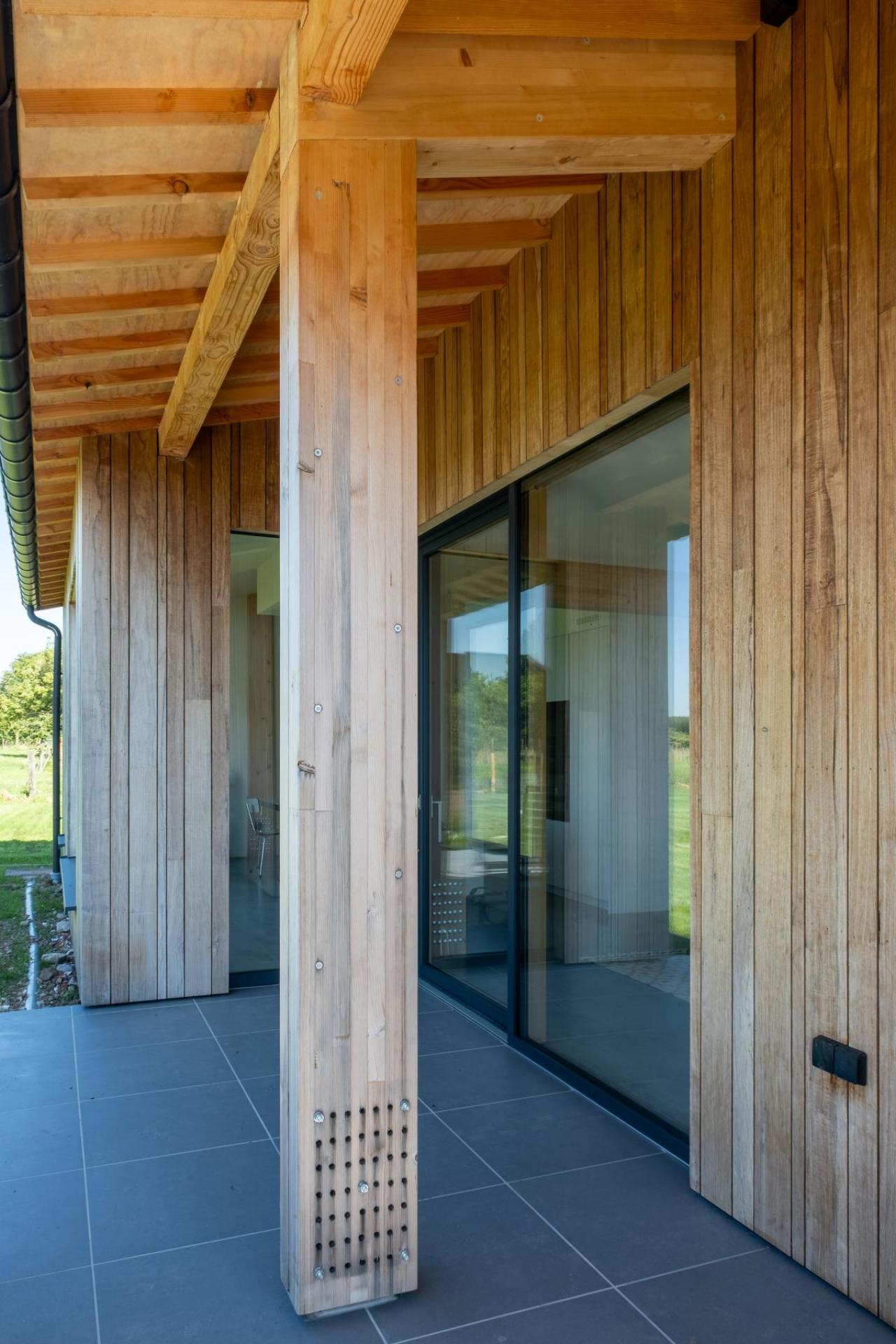 De woning is gebaseerd op een houten paal-en-balksysteem.