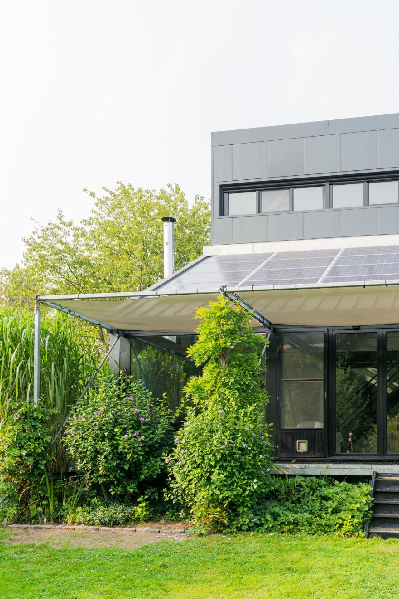 De zonnepanelen werden op de uitbreiding geplaatst.