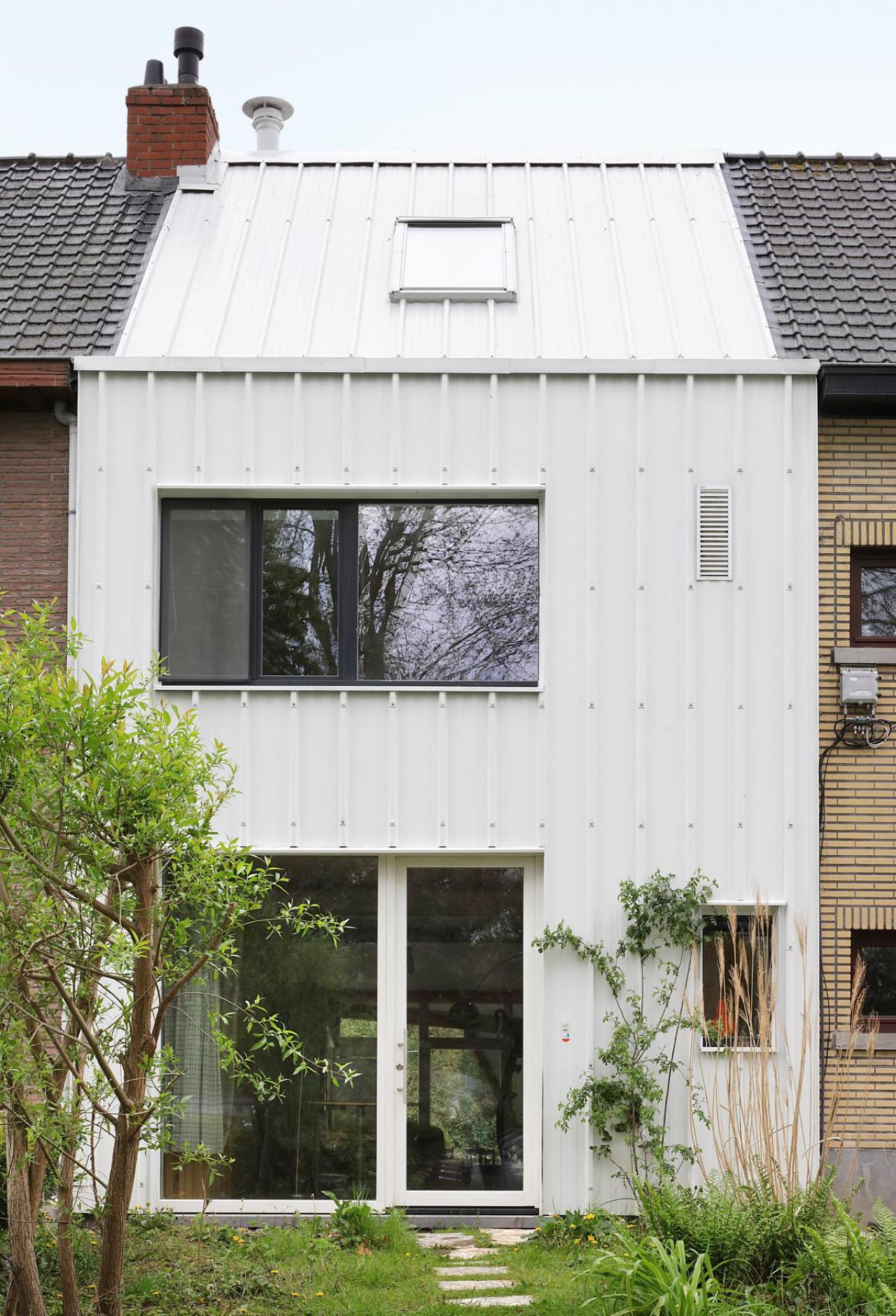 De woning valt op in het straatbeeld.