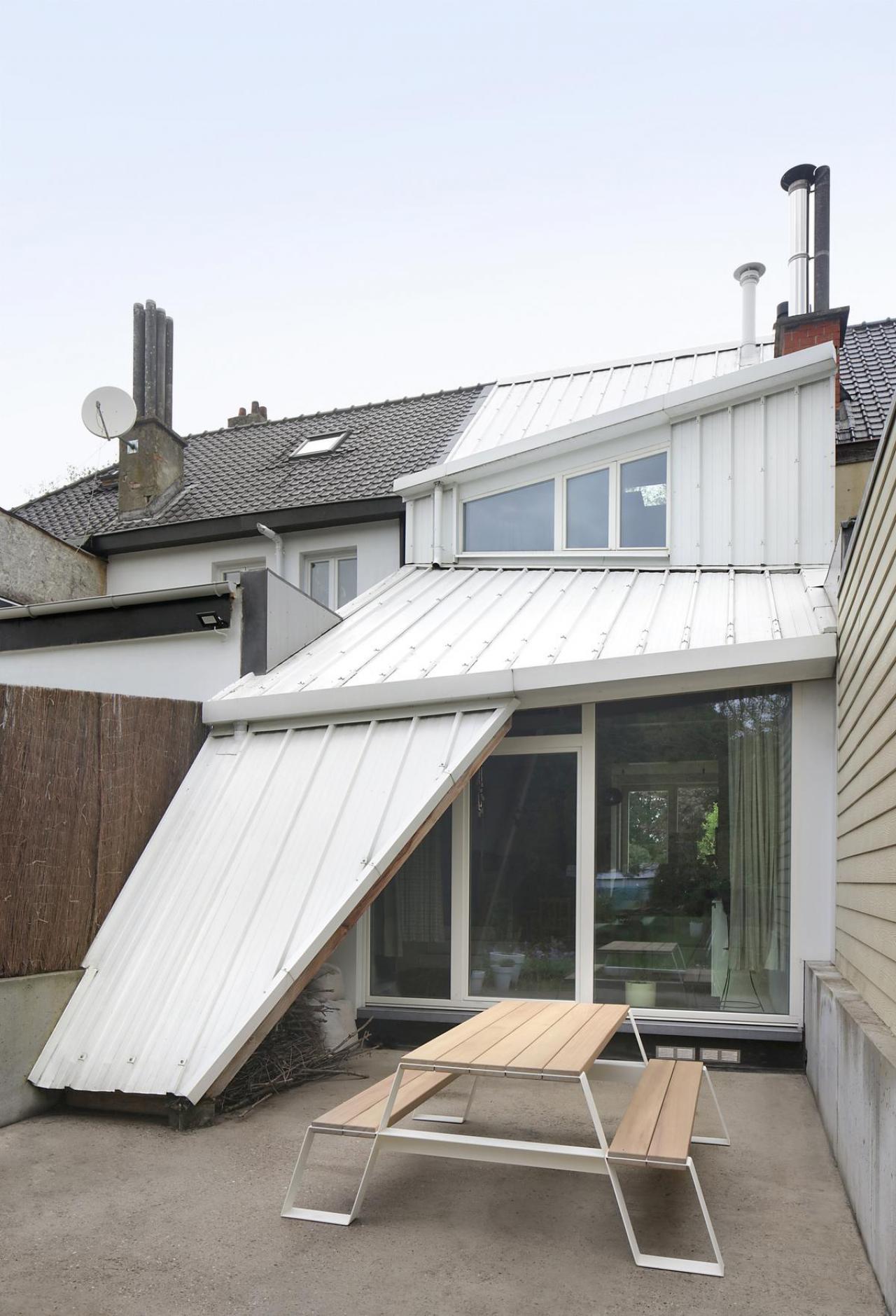 De woning werd overtrokken met een isolatieschil bekleed in staal.